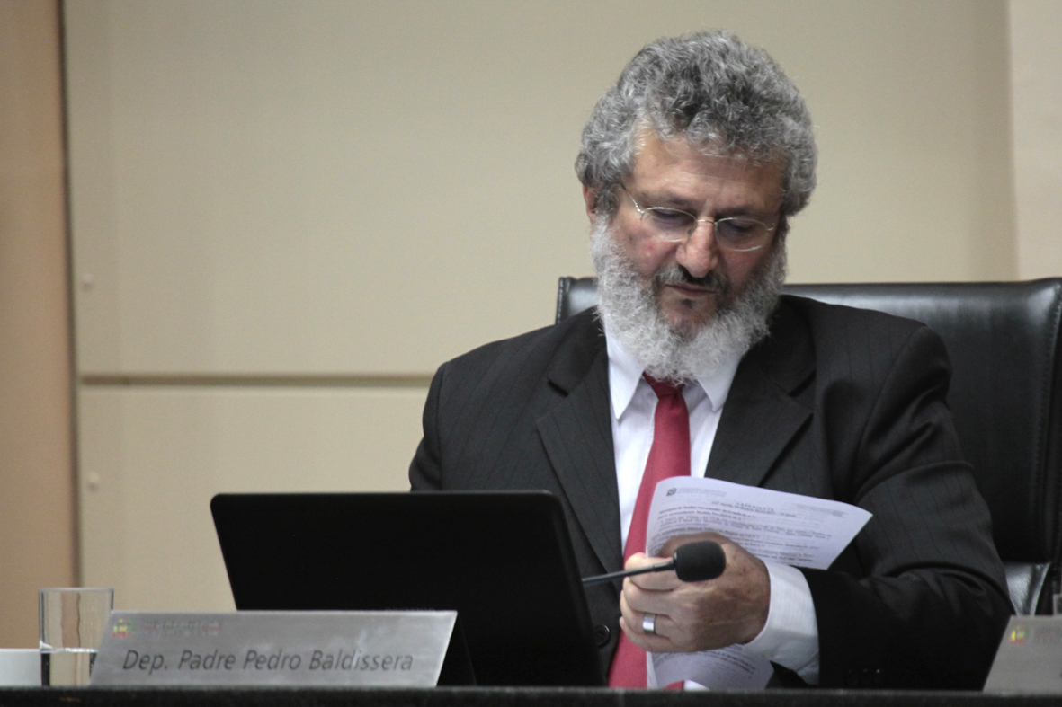 Sessão Ordinária. Deputado Padre Pedro Baldissera (PT) -  Foto: Miriam Zomer/Agência AL