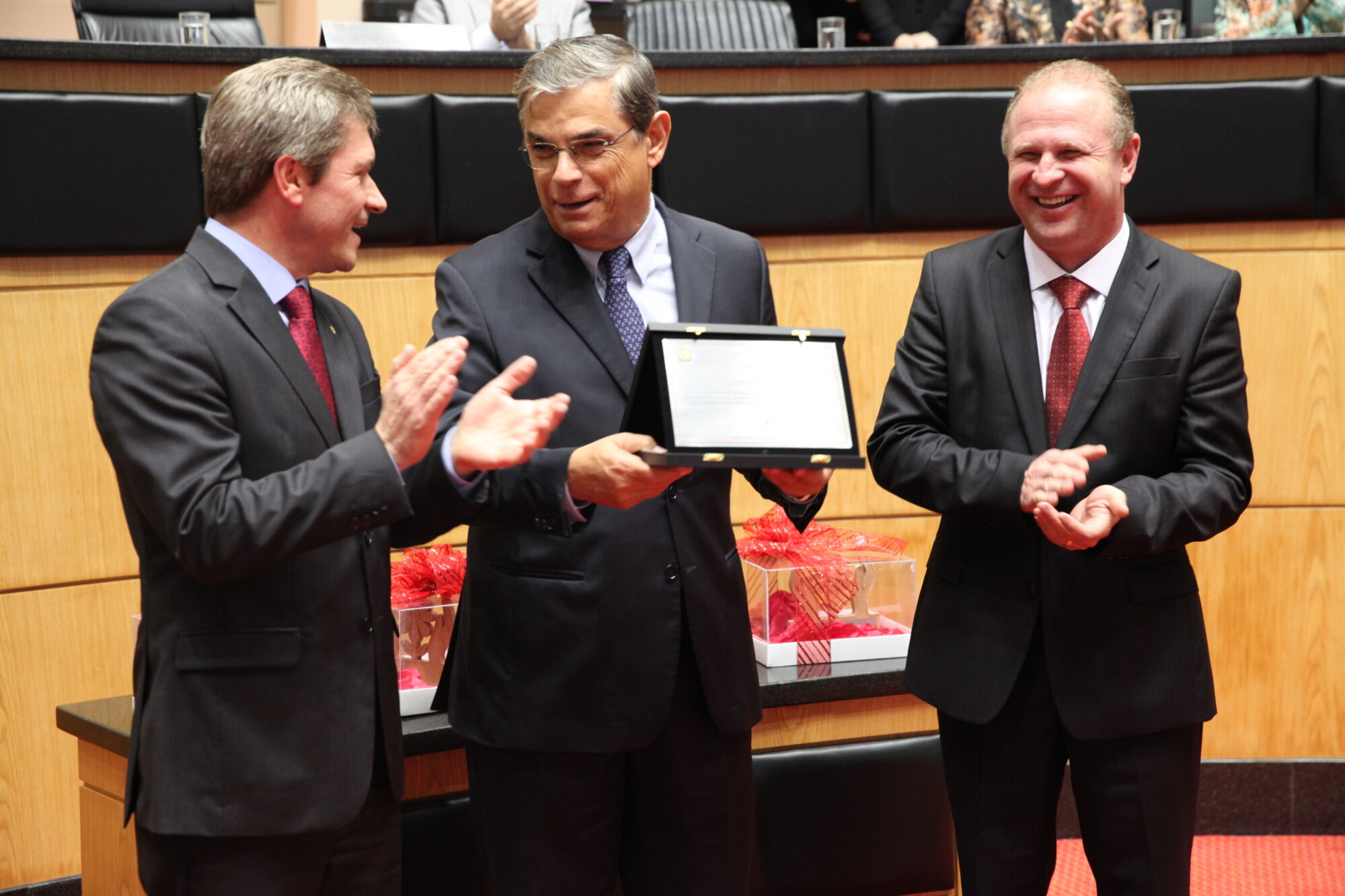 Vice-governador Eduardo Pinho Moreira recebe homenagem da Alesc