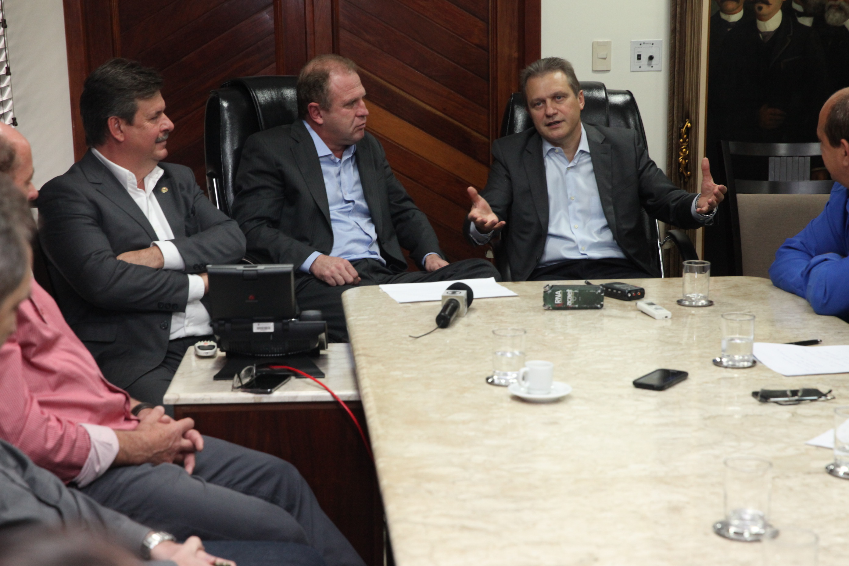 Presidente da Alesc - Gelson Merisio - anuncia alteração no recolhimento do ICMS de produtos alimentícios. Foto: Fábio Queiroz / Agência AL