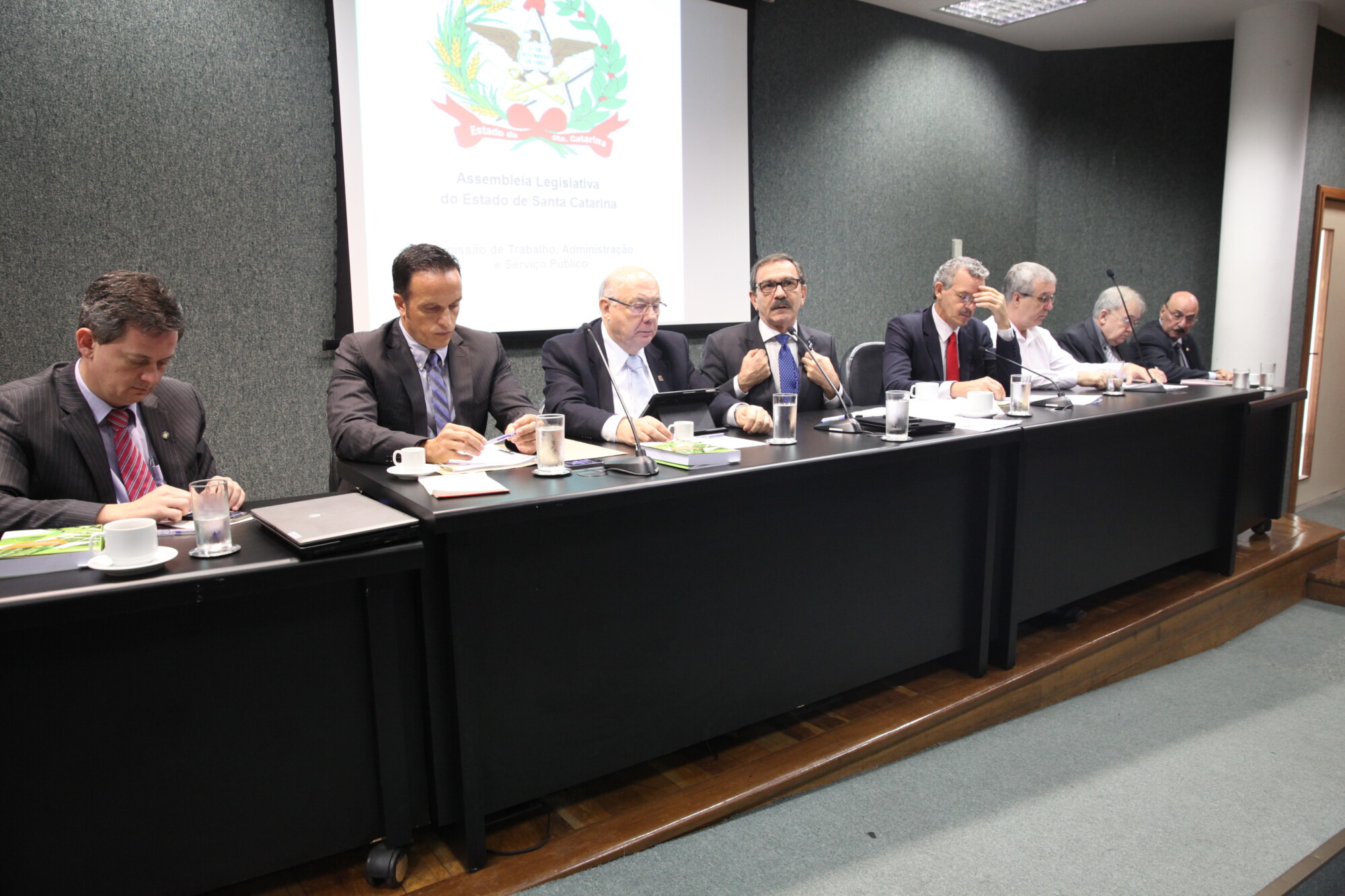 Comissão de Trabalho discute aperfeiçoamento do programa Lar Legal