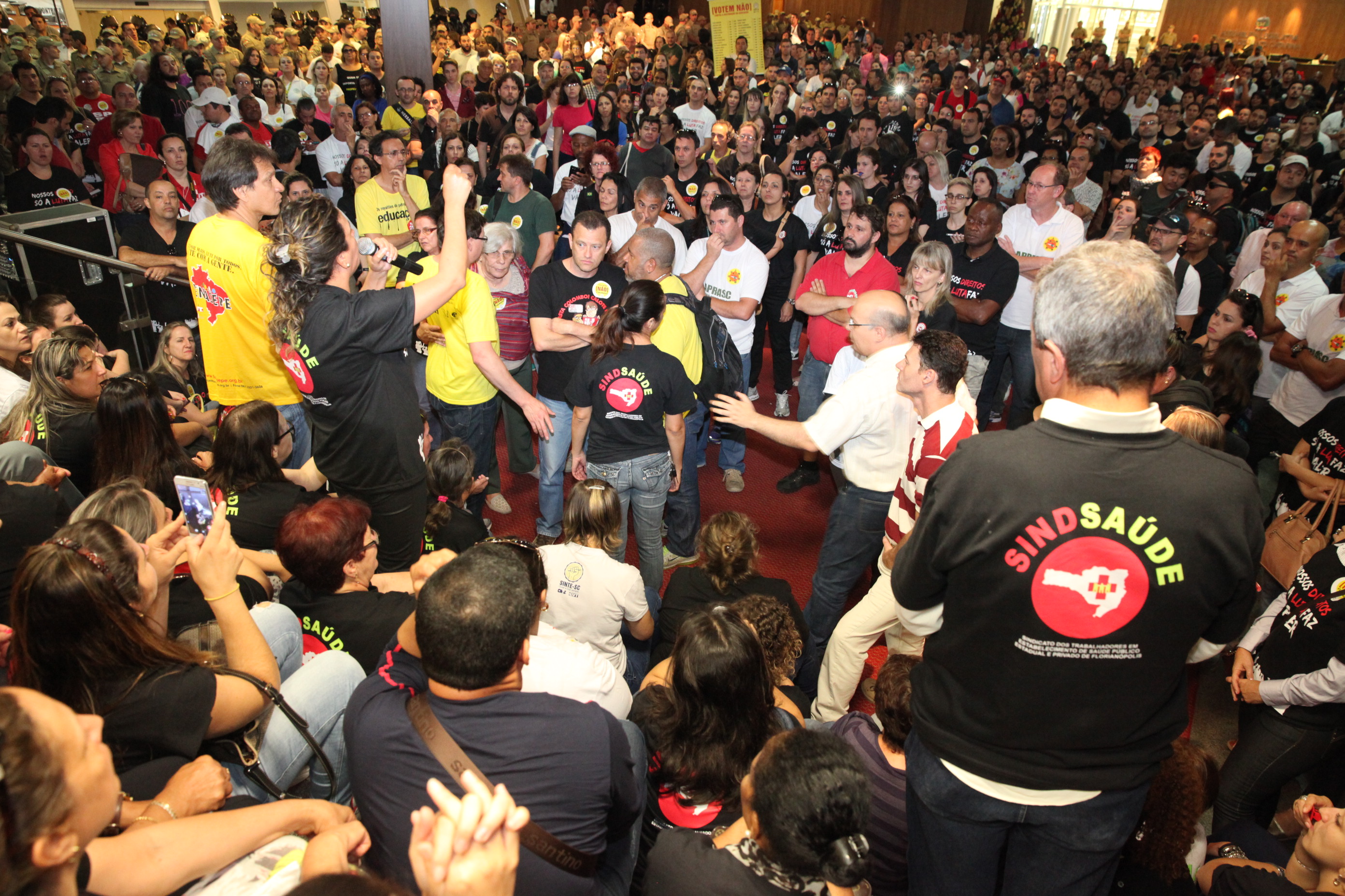 Concentração de Servidores Públicos no Hall da Alesc. Foto: Fábio Queiroz / Agência AL