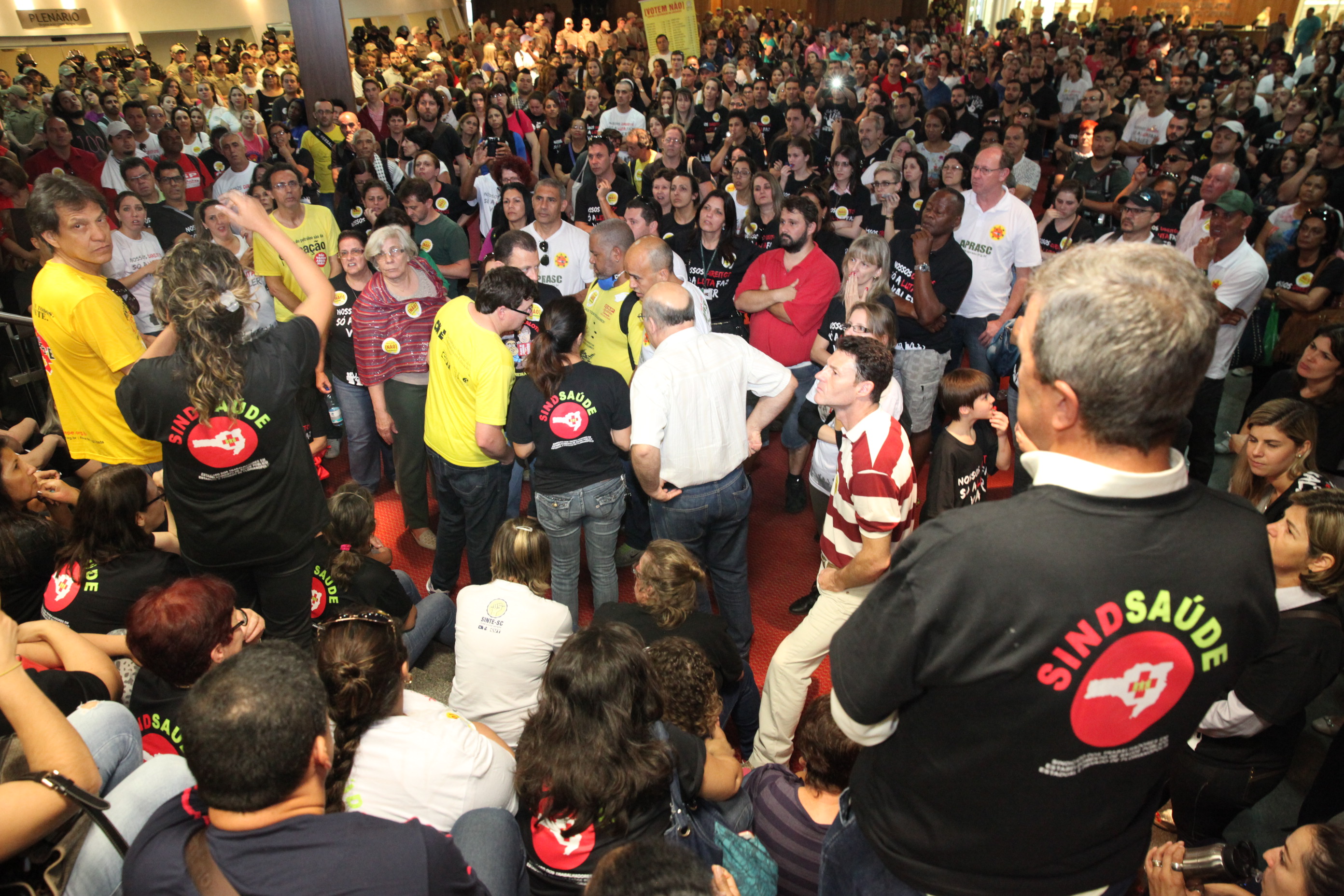 Concentração de Servidores Públicos no Hall da Alesc. Foto: Fábio Queiroz / Agência AL