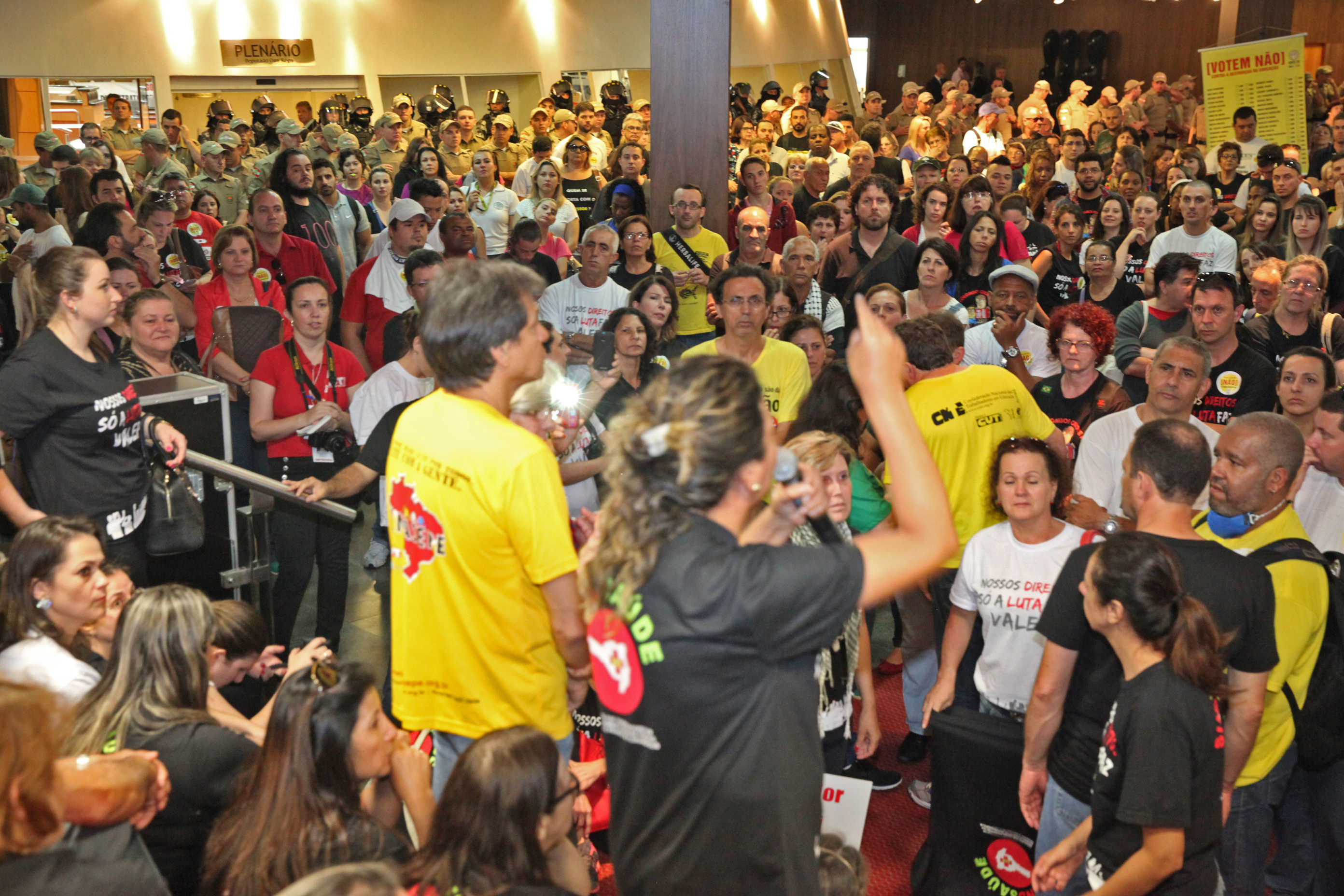Concentração de Servidores Públicos no Hall da Alesc. Foto: Fábio Queiroz / Agência AL