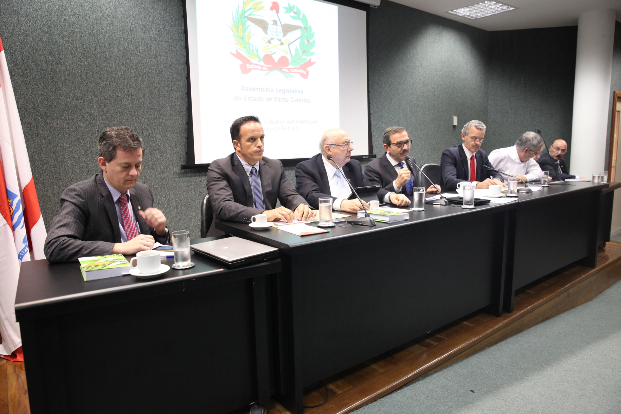 Deputados defendem a continuidade do programa “Lar Legal”