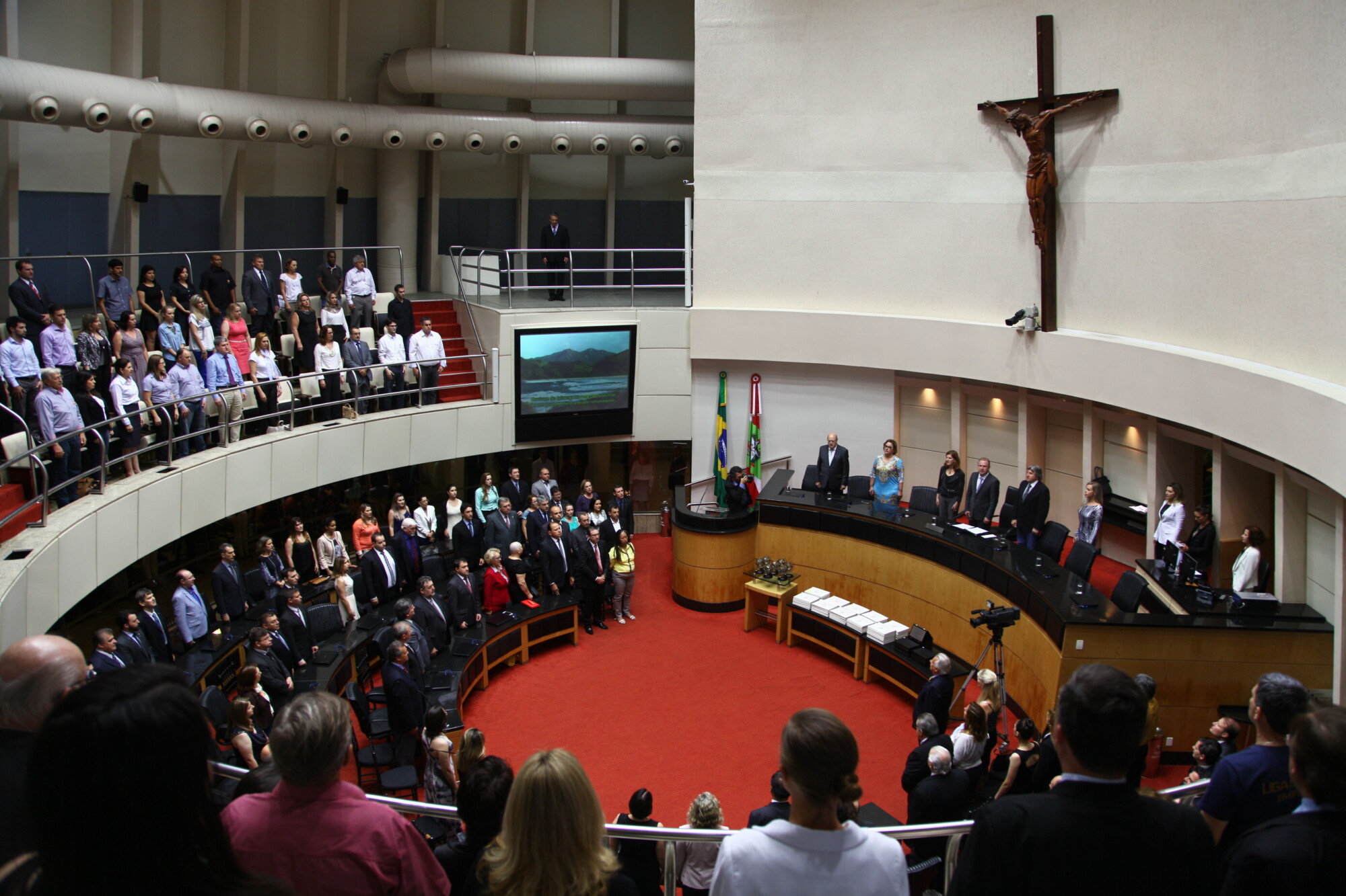 Assembleia concede troféu e certificação de responsabilidade social