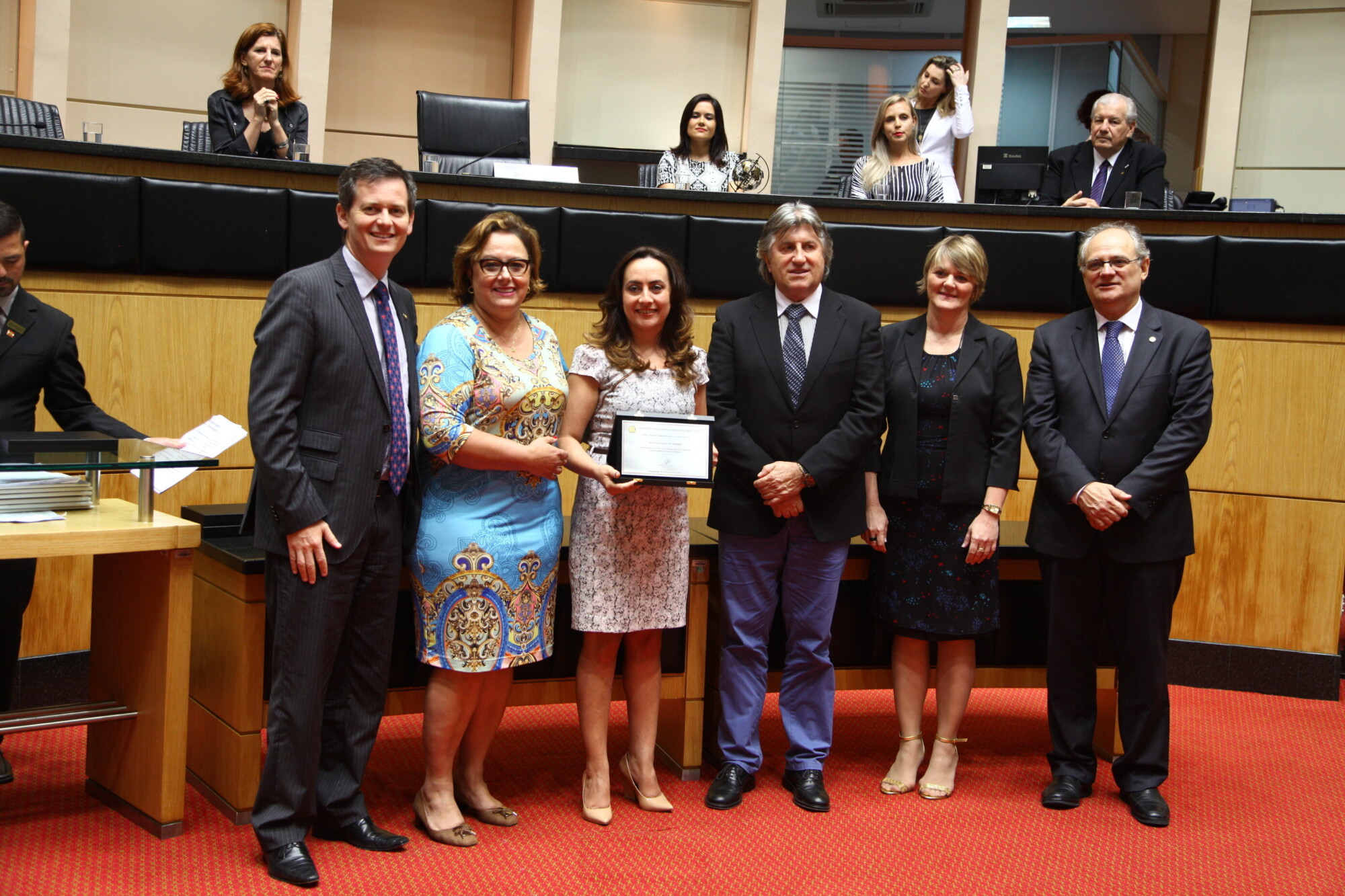 Deputados Jean Khulmann, Dirce Heiderscheidt, Leonel Pavan, Luciane Carminatti e Dr. Vicente entregaram as placas aos homenageados