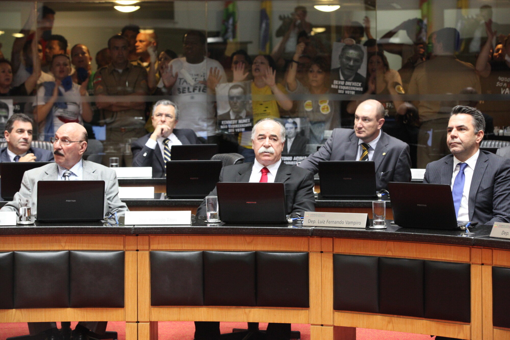 Durante a sessão extraordinária desta quinta-feira houve manifestação de servidores nas galerias do Plenário do hall