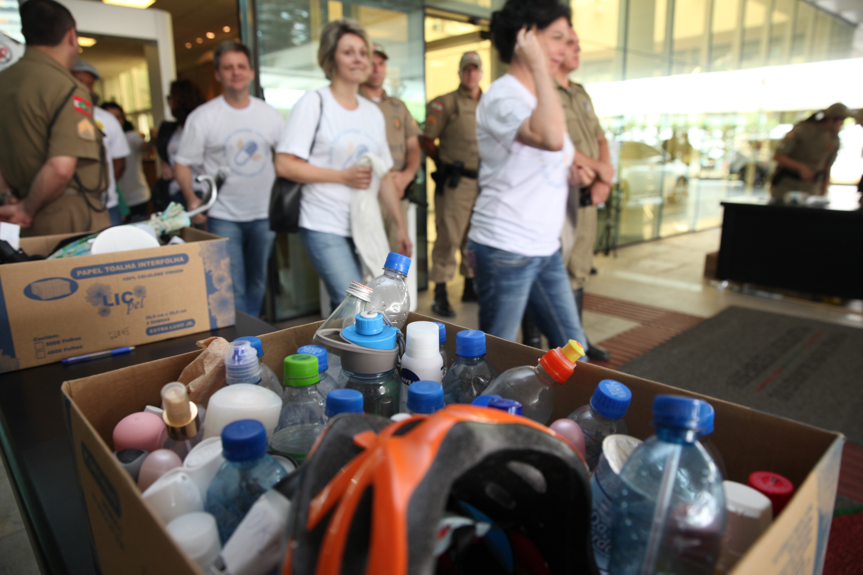 Servidores Revistados na Entrada da Alesc. Foto: Fábio Queiroz / Agência AL