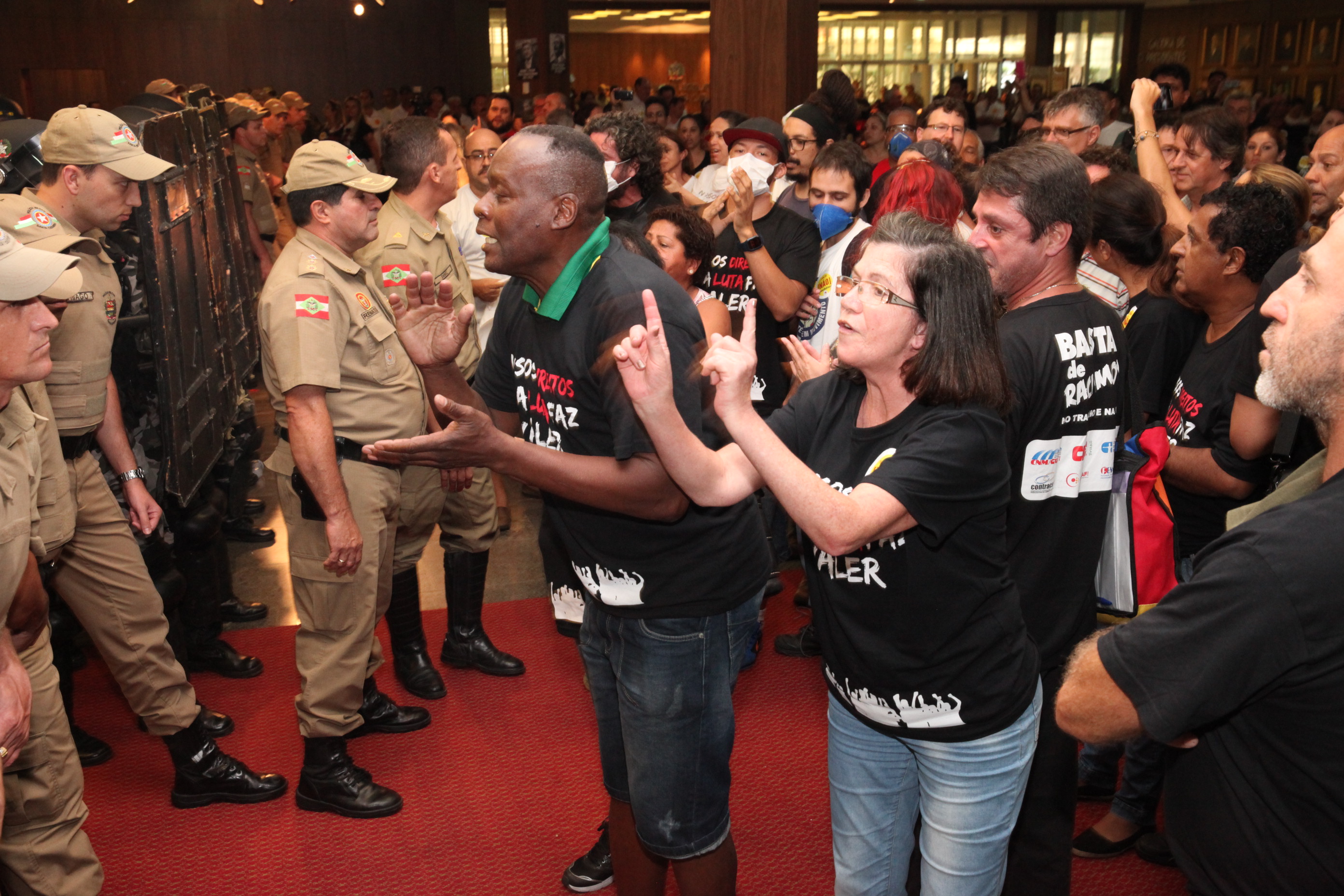 Manifestação dos Servidores Durante Sessão Extraordinária. Foto: Fábio Queiroz / Agência AL