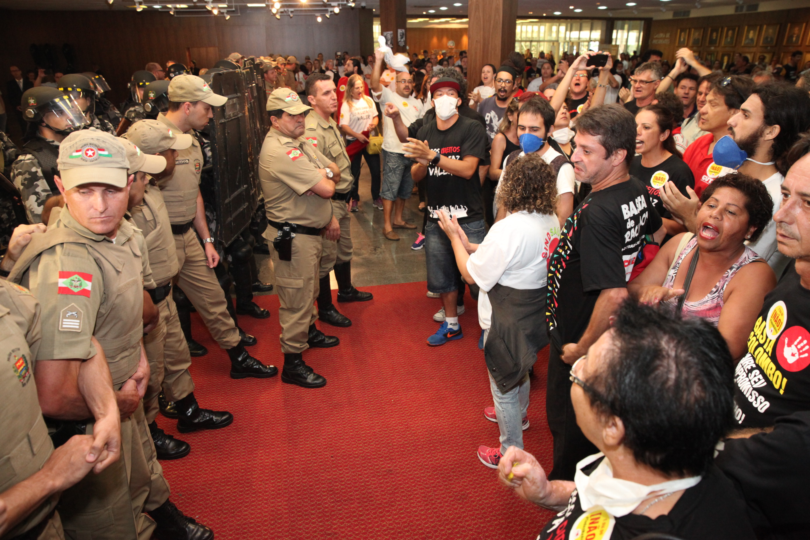 Manifestação dos Servidores Durante Sessão Extraordinária. Foto: Fábio Queiroz / Agência AL