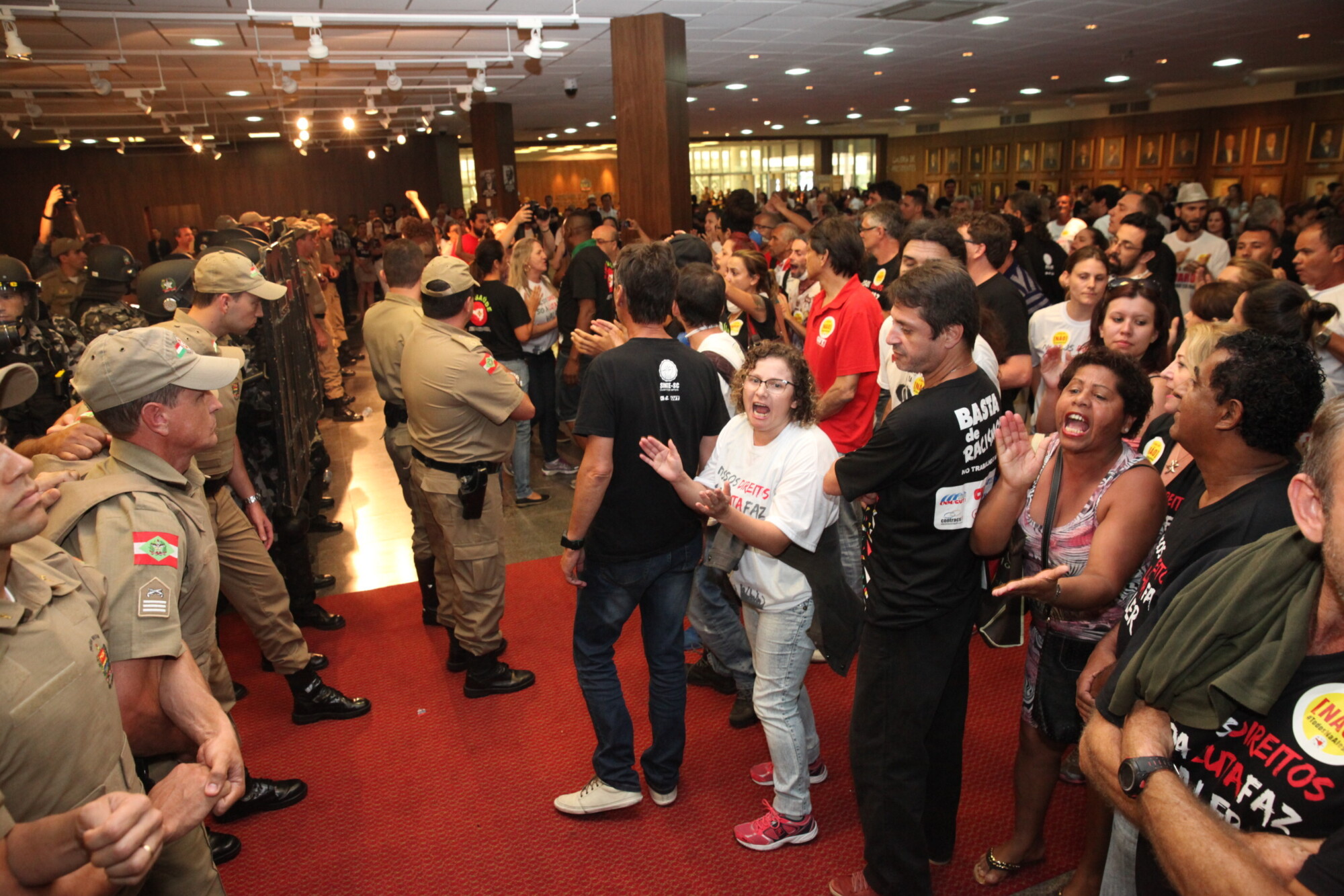 Servidores que estavam no hall tentaram acessar plenário, mas foram contidos pela segurança