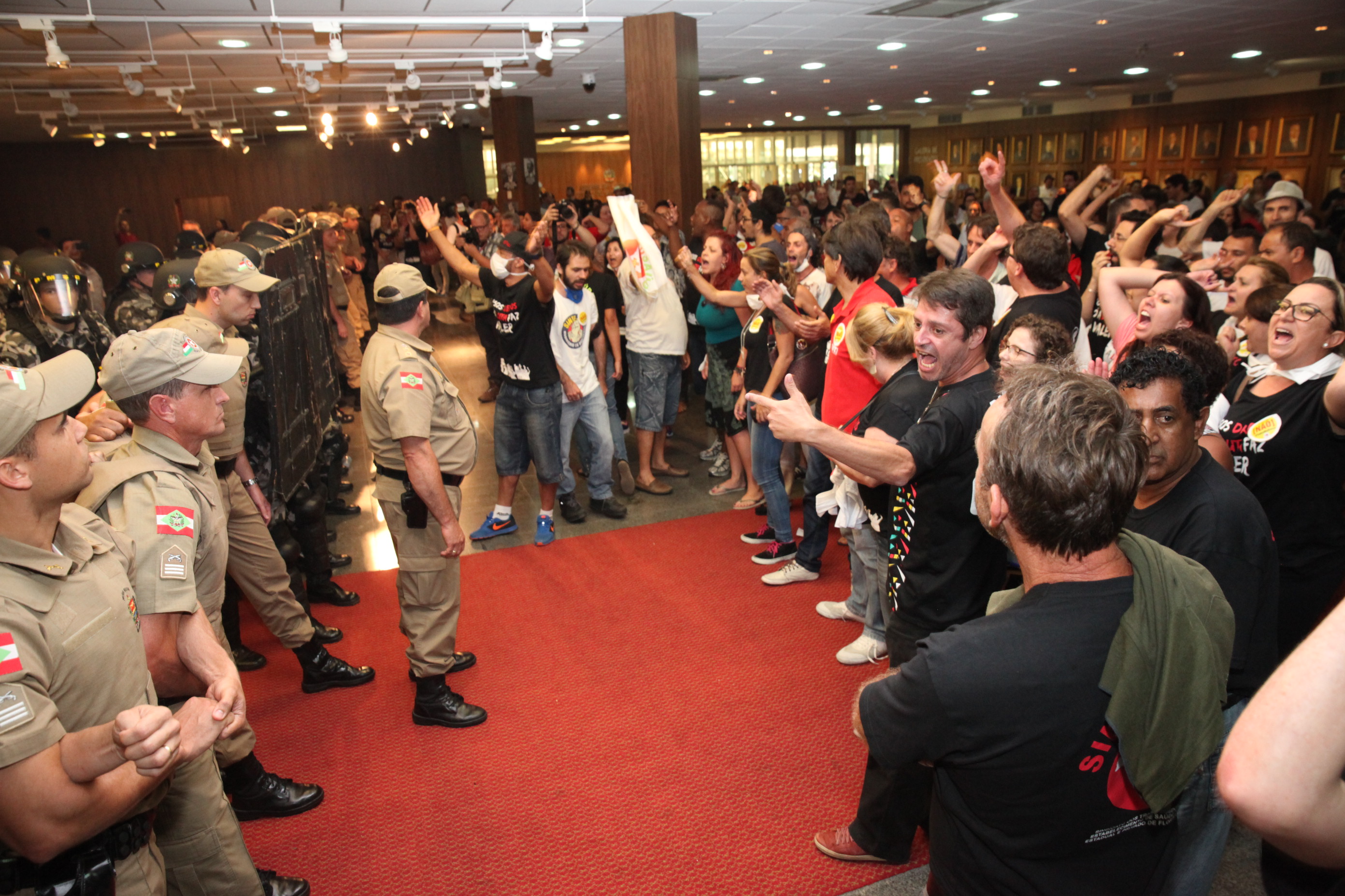Manifestação dos Servidores Durante Sessão Extraordinária. Foto: Fábio Queiroz / Agência AL