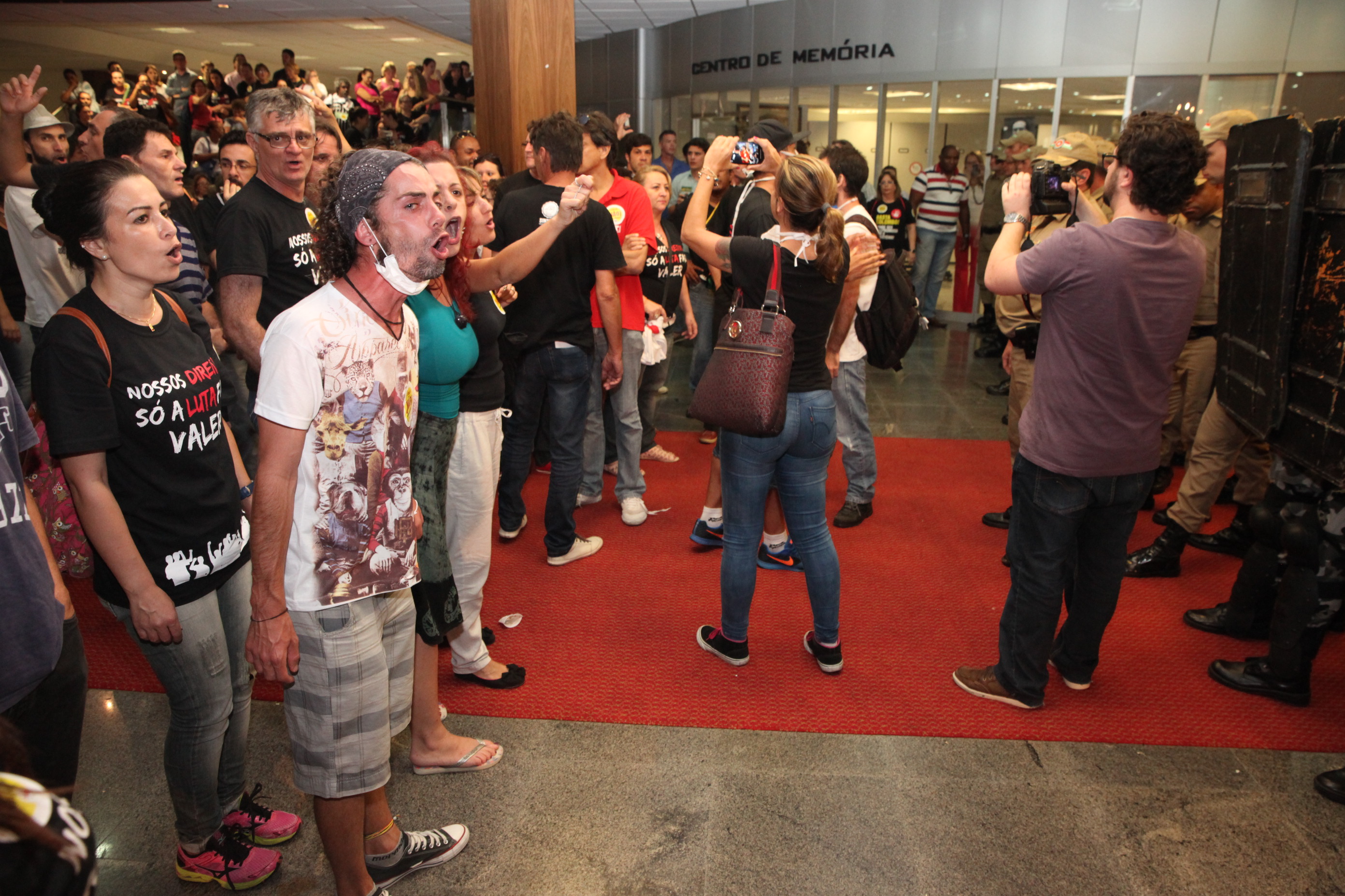 Manifestação dos Servidores Durante Sessão Extraordinária. Foto: Fábio Queiroz / Agência AL