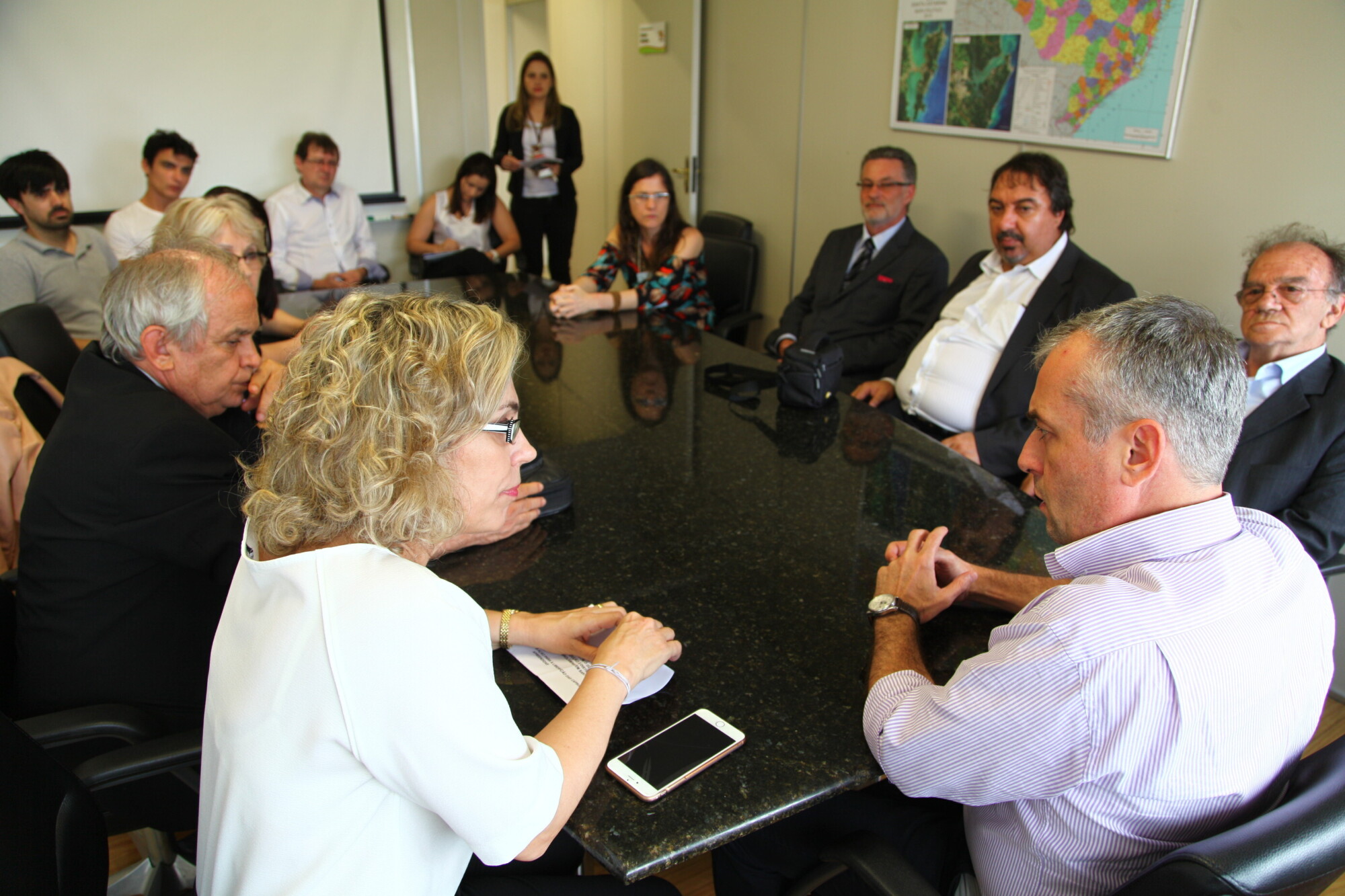 Deputada Ana Paula Lima, secretário Kleinubing e a equipe comandada por Gilberto Chierice, coordenador da pesquisa sobre a fosfoetanolamina