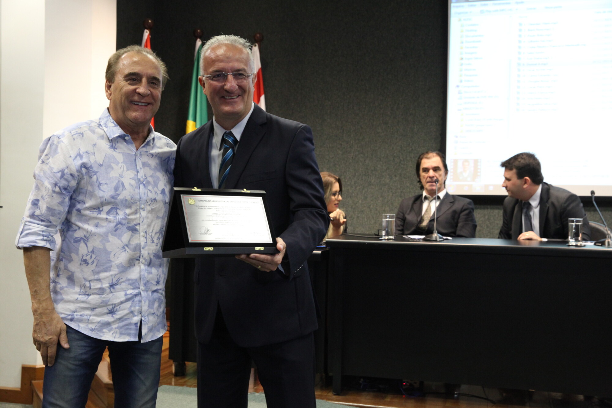 Oberdan Vilain entrega placa a Dorival Junior (D)