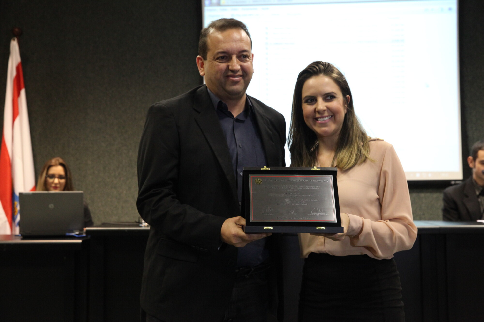 Gicieli Dalpiaz entrega placa Gilberto Vaz
