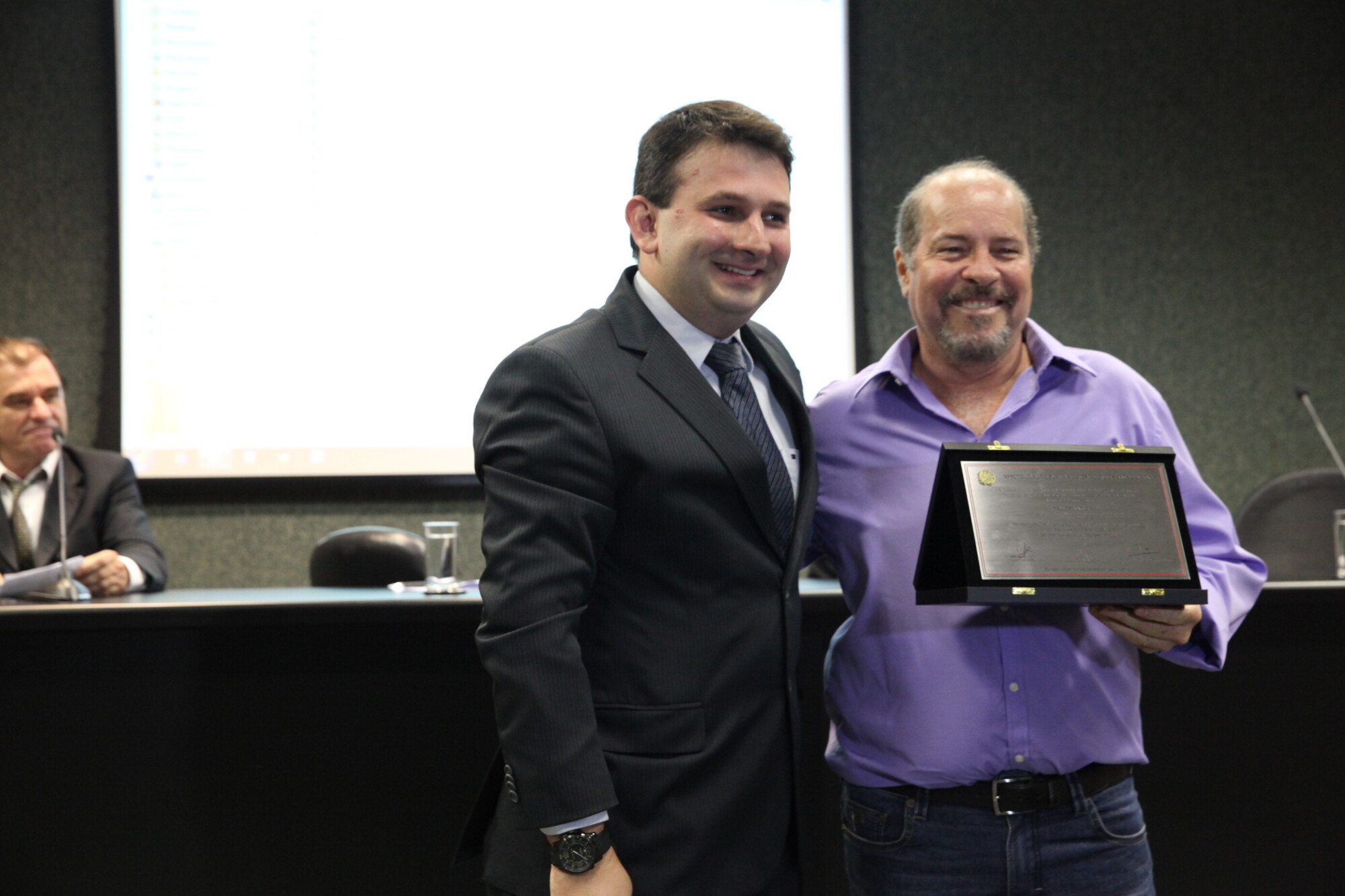 Nicolas Stefanovich entrega placa para Salles Junior