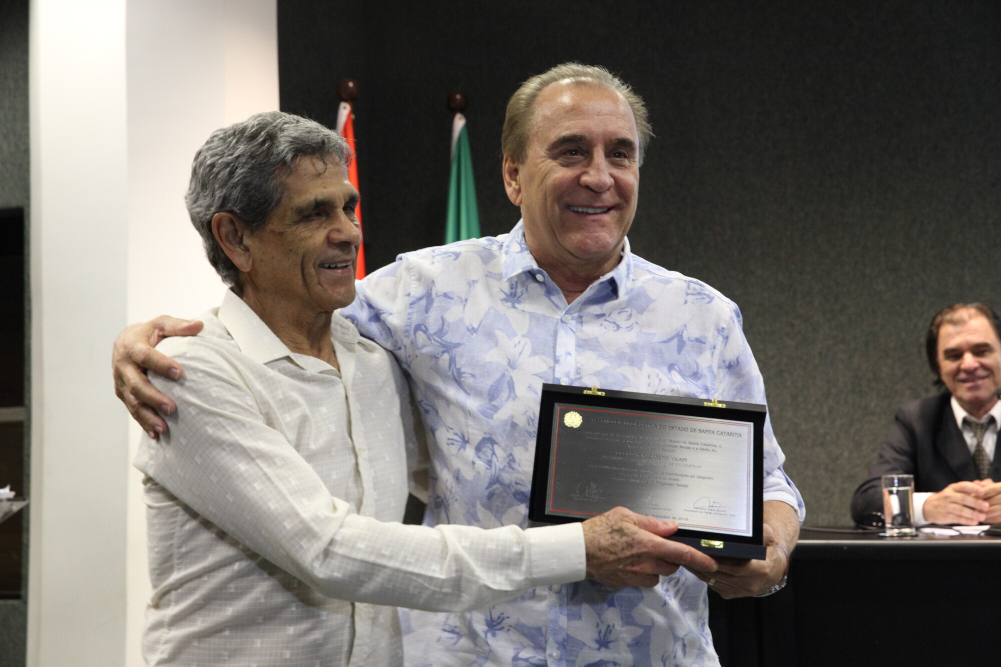 Iberê Rosa entrega placa a Oberdan Vilain (D)