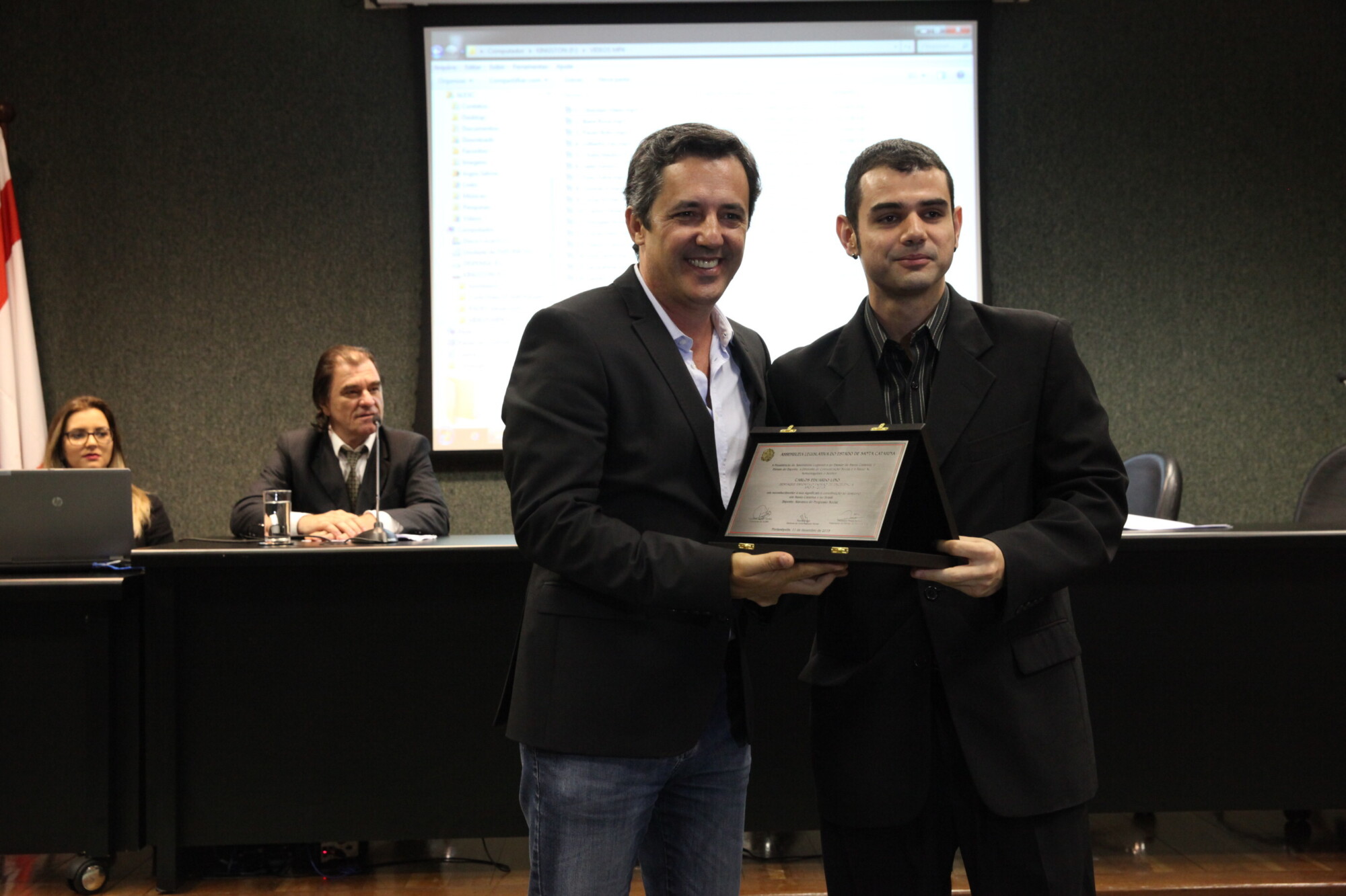 Henrique Santos (D) entrega placa a Carlos Eduardo Lino