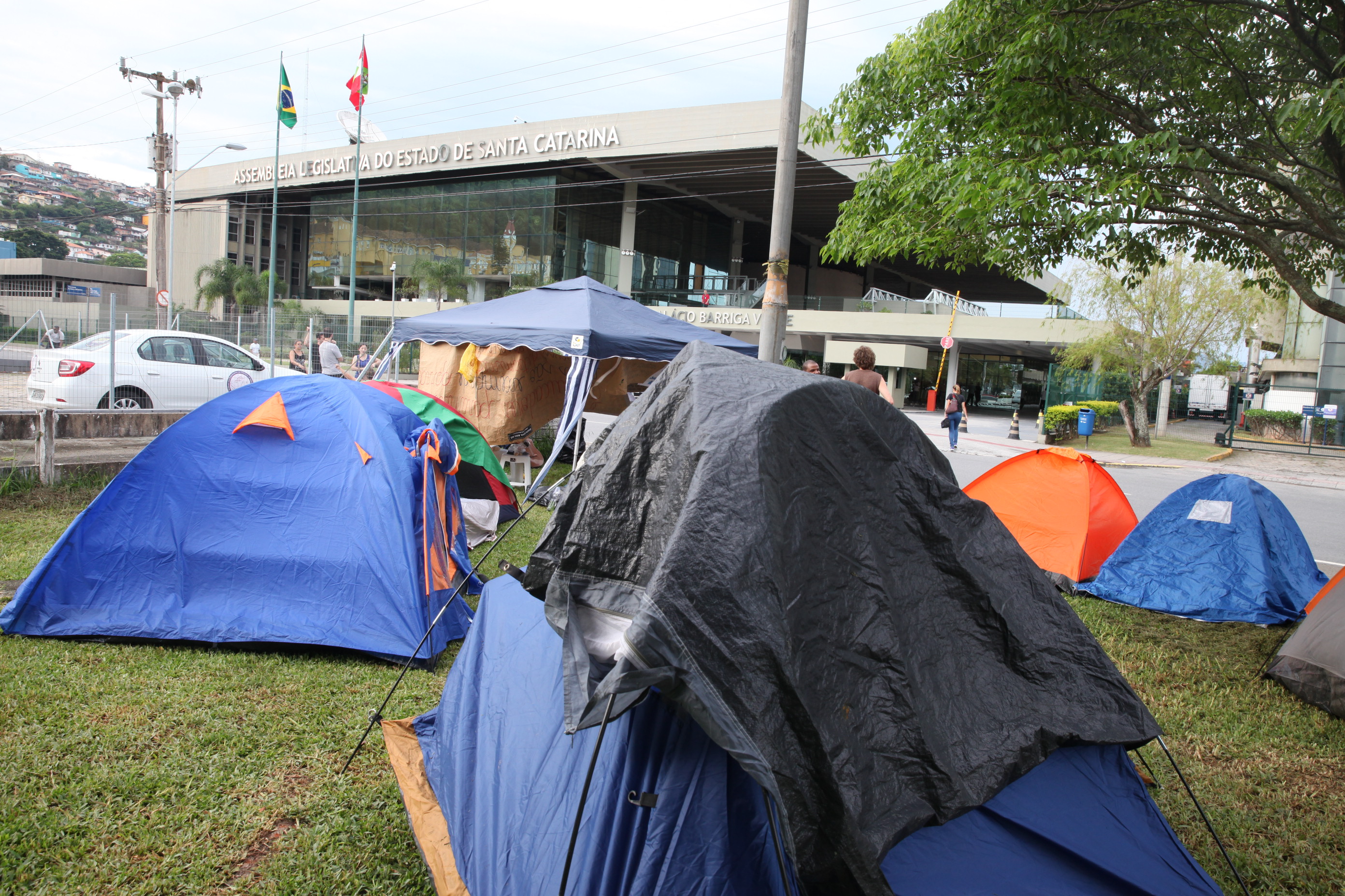 Servidores públicos estaduais fazem vigília em frente à Alesc. Foto: Fábio Queiroz / Agência AL
