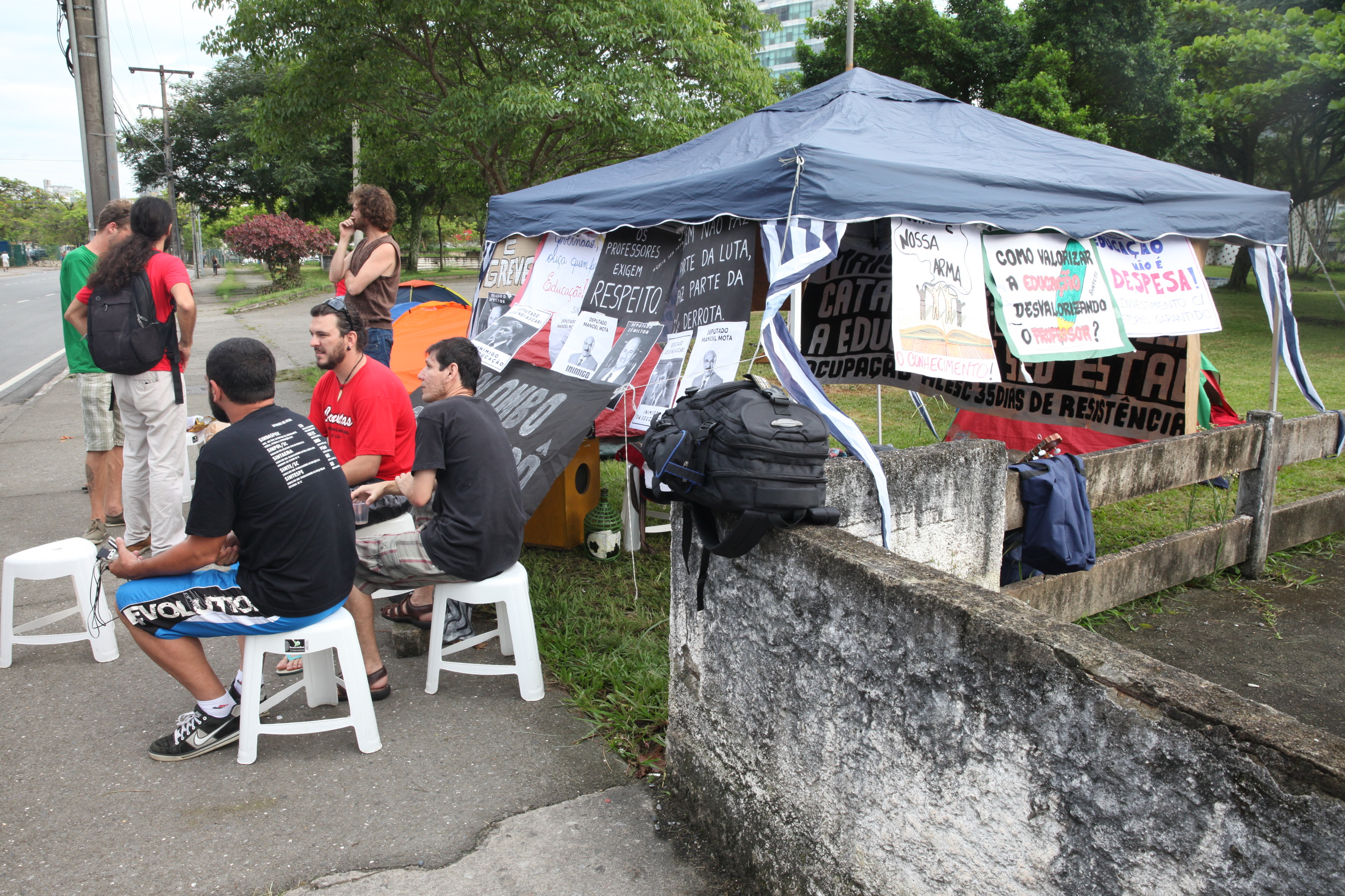 Servidores públicos estaduais fazem vigília em frente à Alesc. Foto: Fábio Queiroz / Agência AL