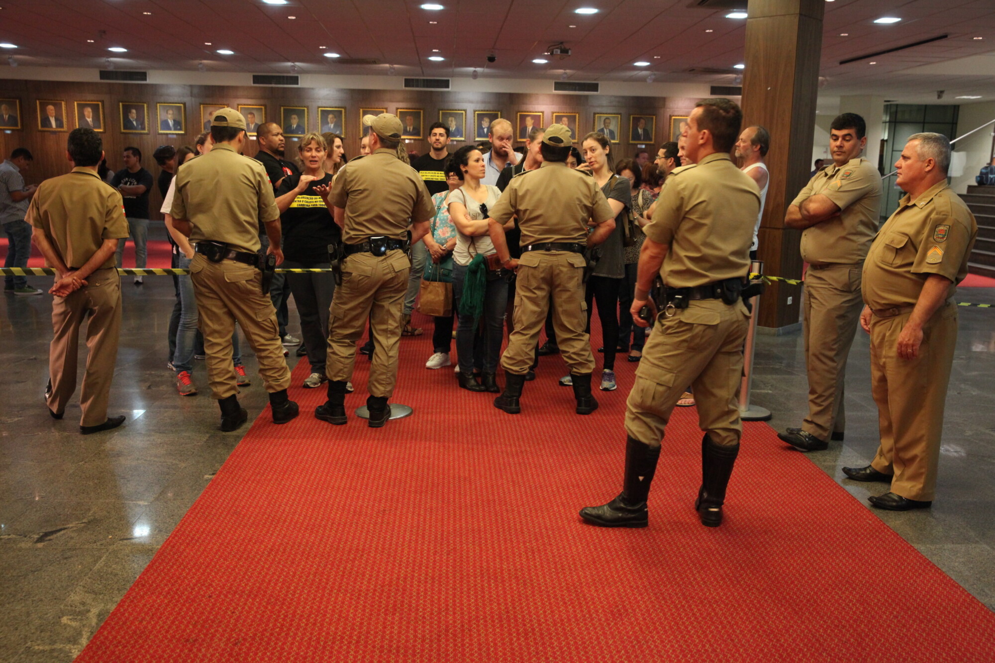 Reforço na segurnça onde professores acompanharam reunião em telão instalado no hall