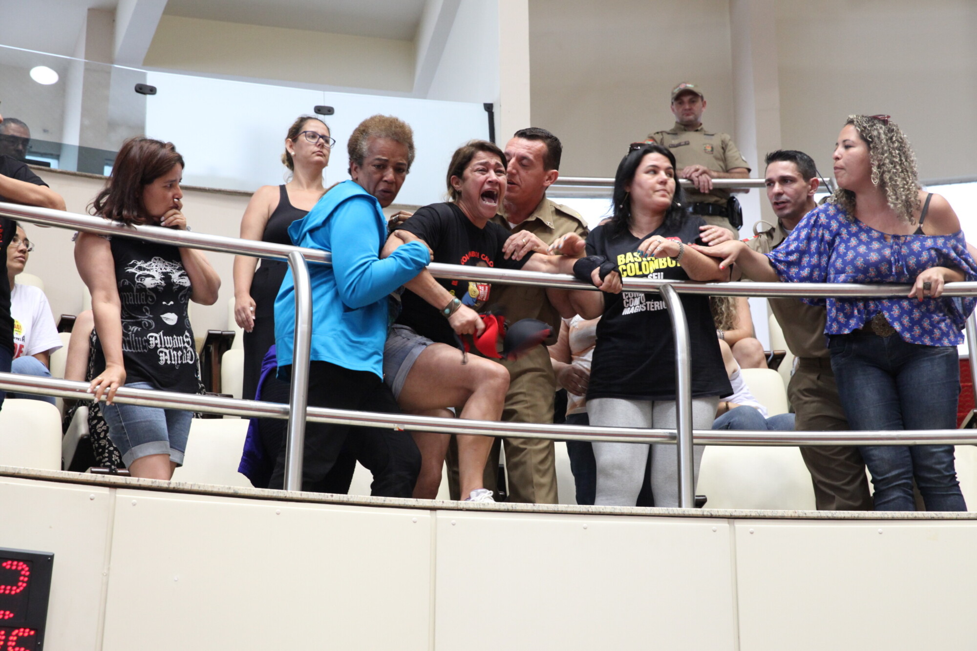 Manifestante se desespera com a aprovação dos projetos do Magistério