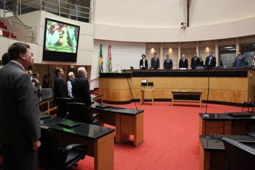 Assembleia Legislativa presta tributo a policiais civis aposentados