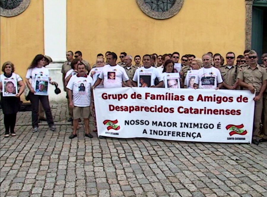 Familiares de desaparecidos em atividade de divulgação no Largo da Alfândega, em Florianópolis. FRAME: RIC TV