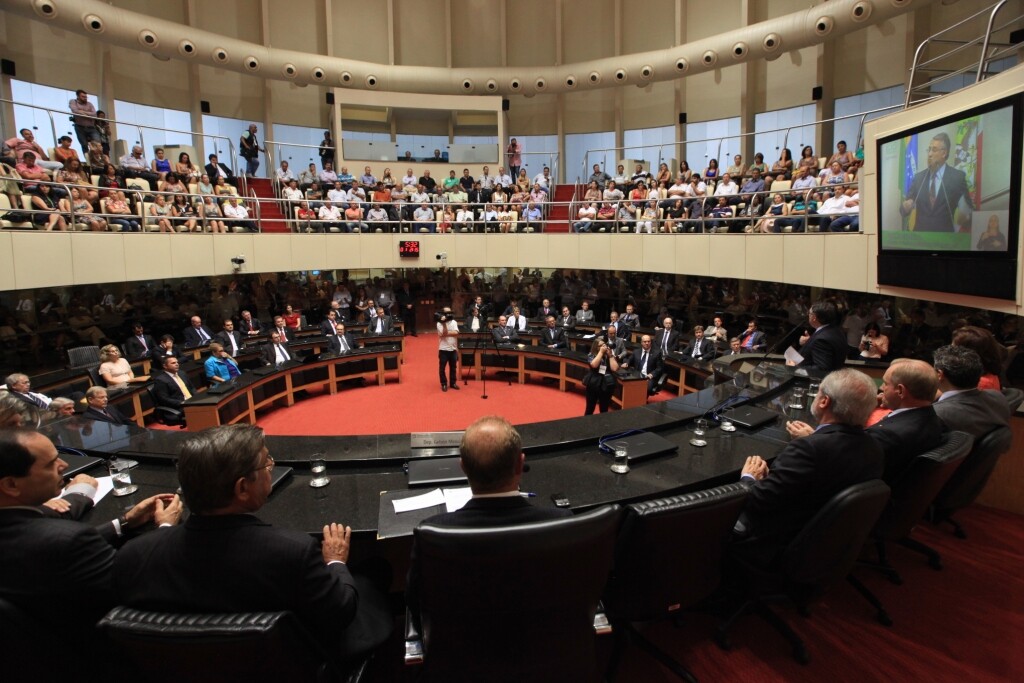 O governador Raimundo Colombo (PSD) lerá a mensagem anual nesta terça-feira (2). FOTO: Carlos Kilian / arquivo