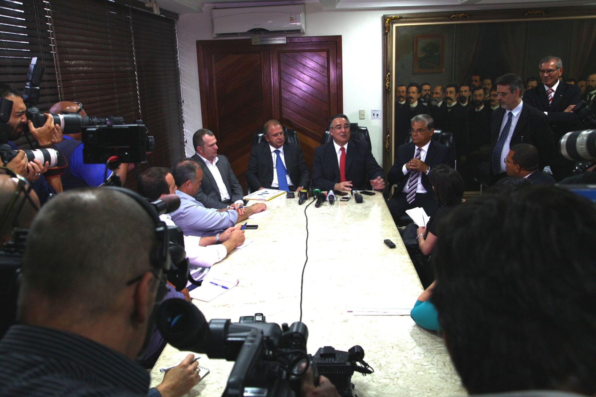 Governador falou com jornalistas após ato de abertura do ano legislativo