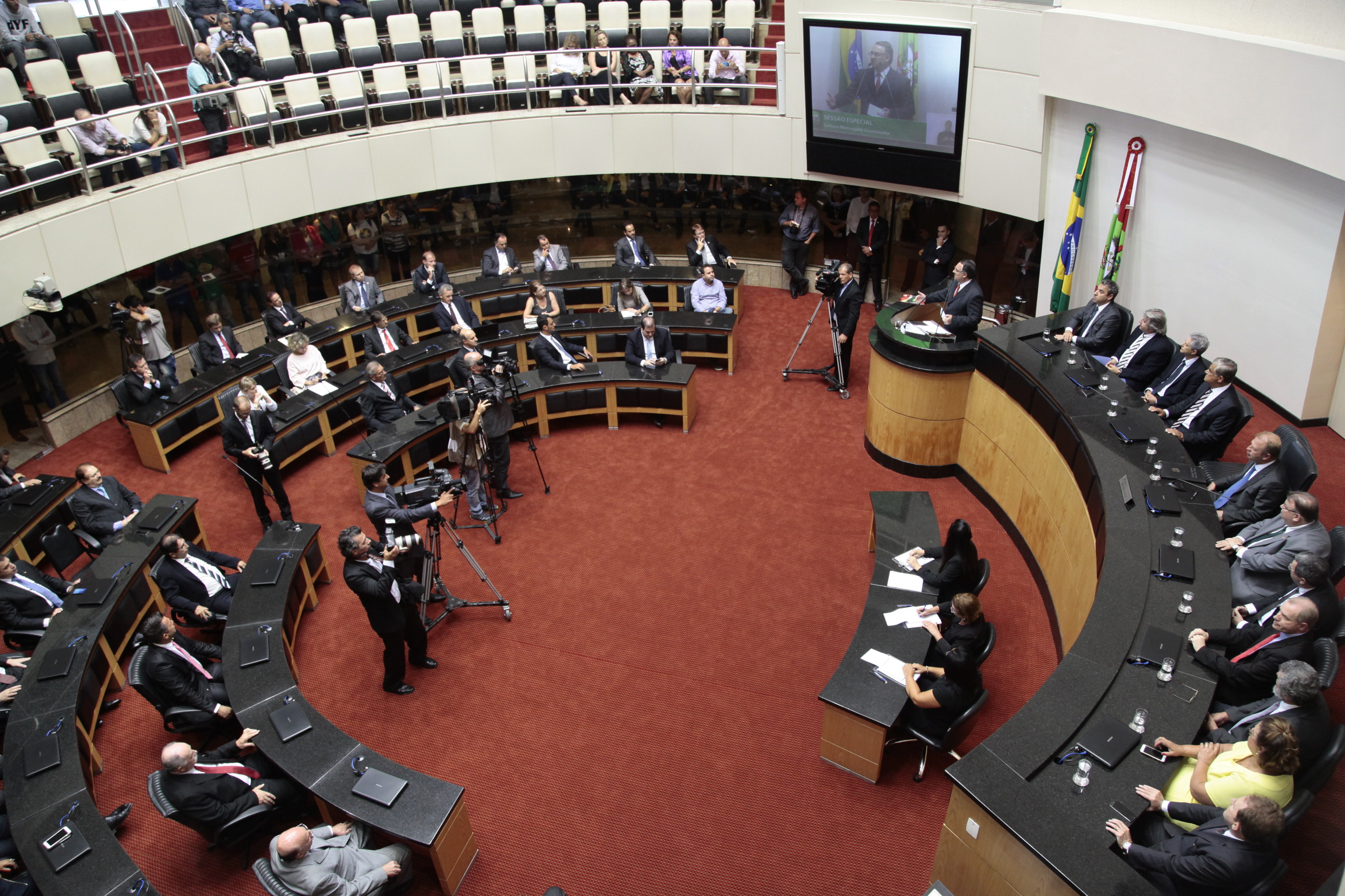 Abertura dos Trabalhos da Segunda Sessão Legislativa da 18ª Legislatura e a Leitura da Mensagem Anual do Excelentíssimo Senhor Governador do Estado de Santa Catarina João Raimundo Colombo.