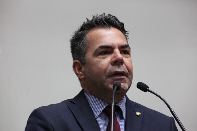 Vampiro critica falta de saneamento básico em Farol de Santa Marta