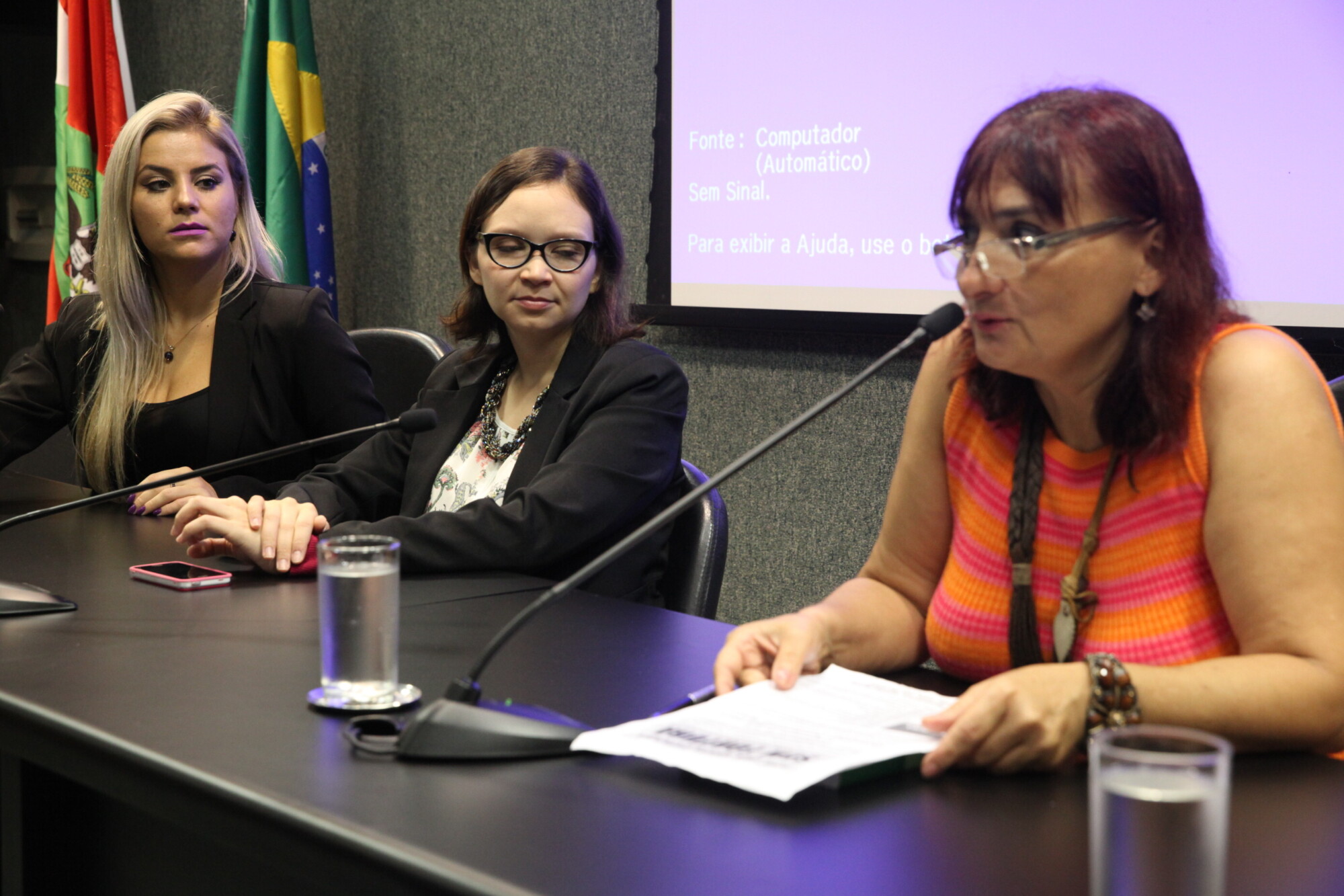 Jaira Rodrigues (ao microfone), Karolina Castro e Bárbara Coloniese