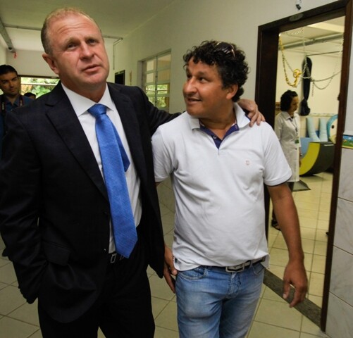 Gelson Merisio com o gestor da Apae de Joinville, Jailson de Souza