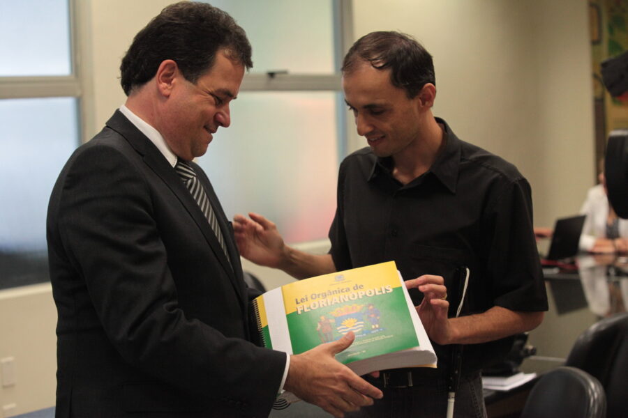 ACIC recebe cópia em braile da Constituição Estadual e da Lei Orgânica de Florianópolis