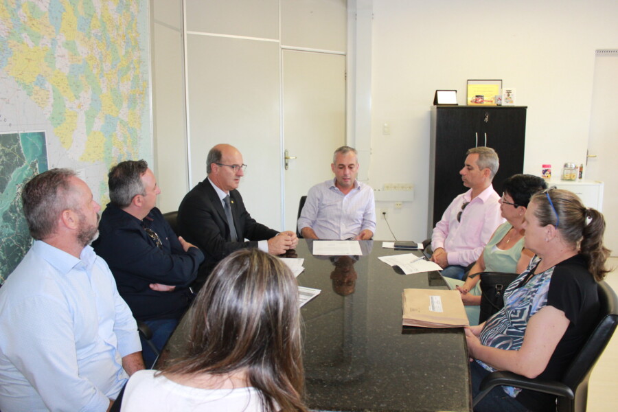 Deputado Zé Milton em reunião com secretário estadual de Saúde e lideranças de Laguna