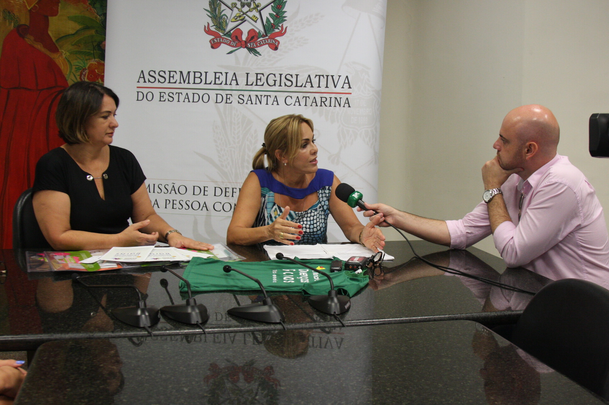 Janice Aparecida Steidel Krasniak (E) e Margareth Carrerão participam da organização do evento