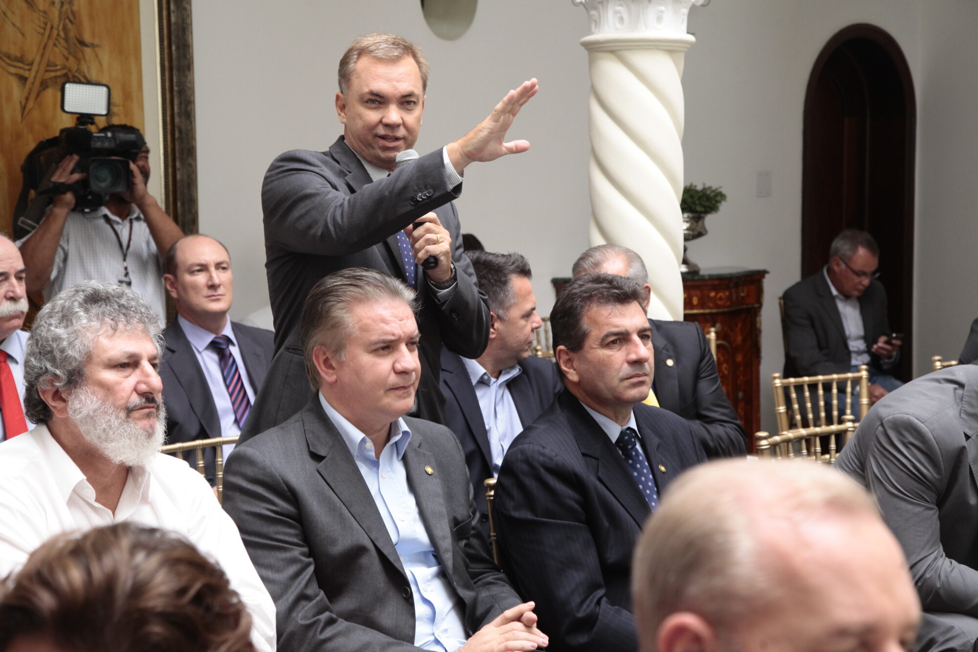 Deputados conhecem detalhes de proposta do Executivo em reunião na Casa D'Agronômica