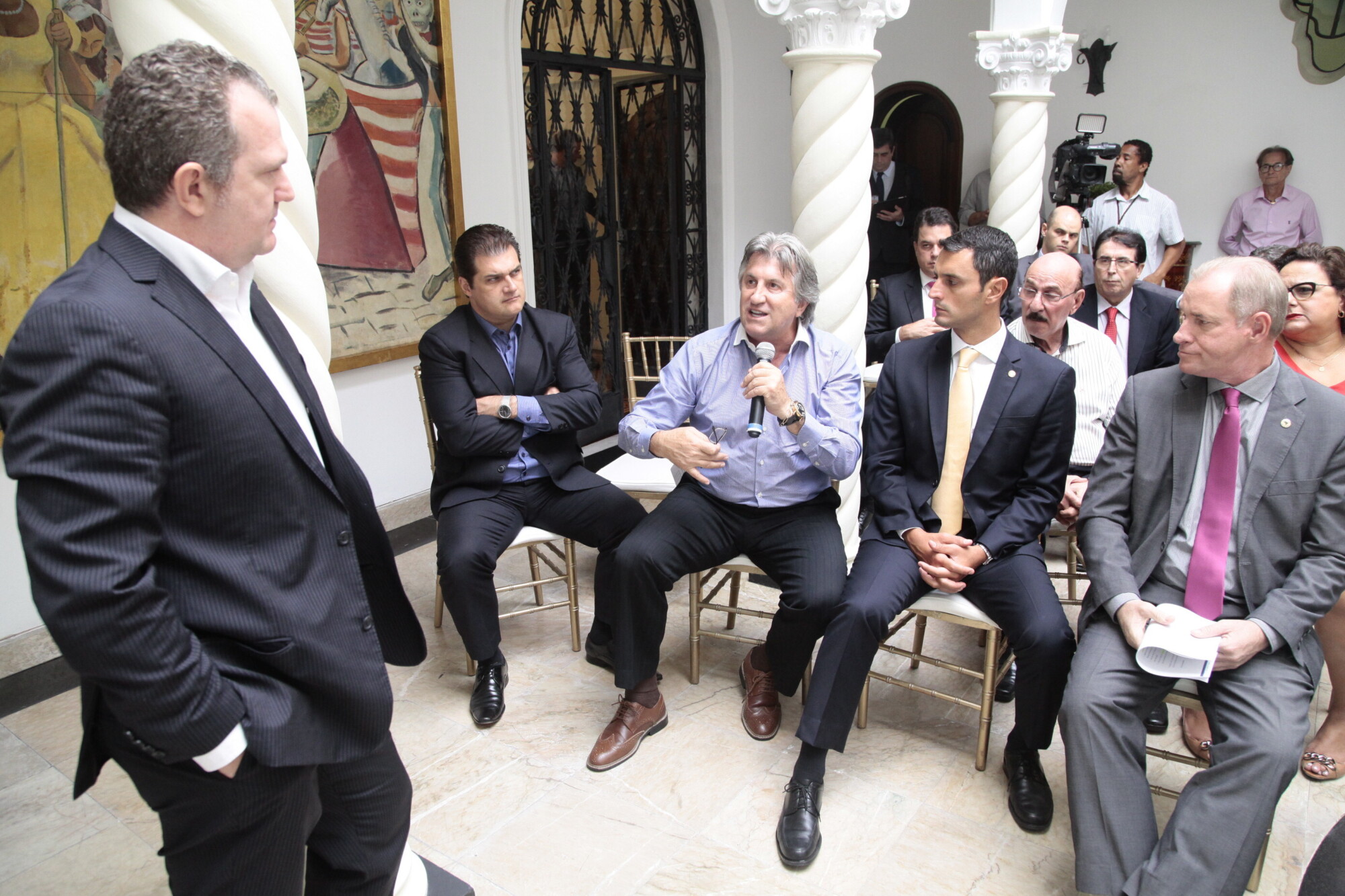 Deputados conhecem detalhes de proposta do Executivo em reunião na Casa D'Agronômica