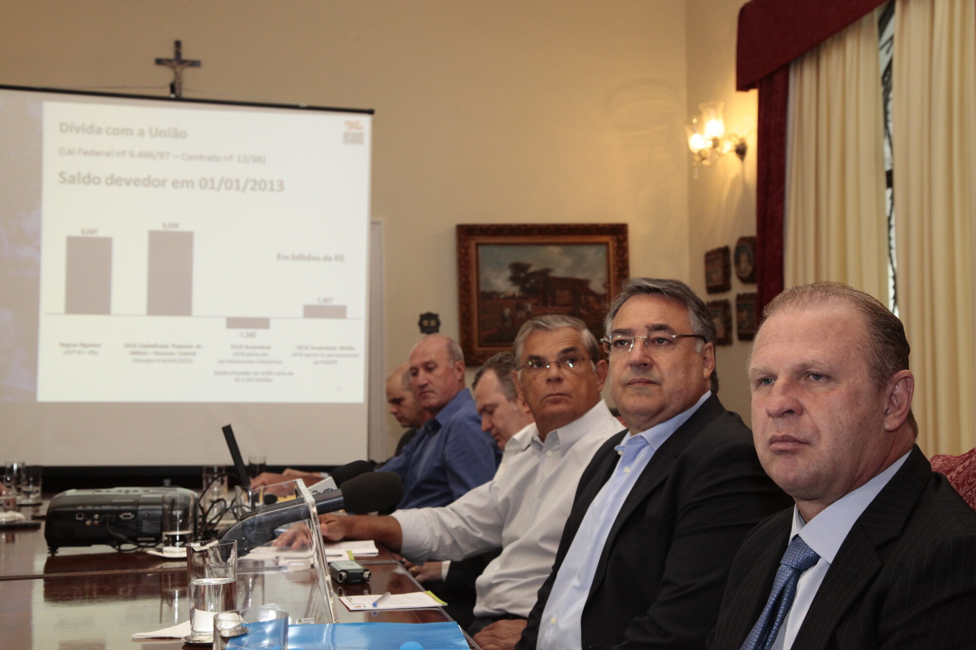 Em coletiva à imprensa, governador Colombo (centro) explica decisão de fazer depósito judicial da dívida
