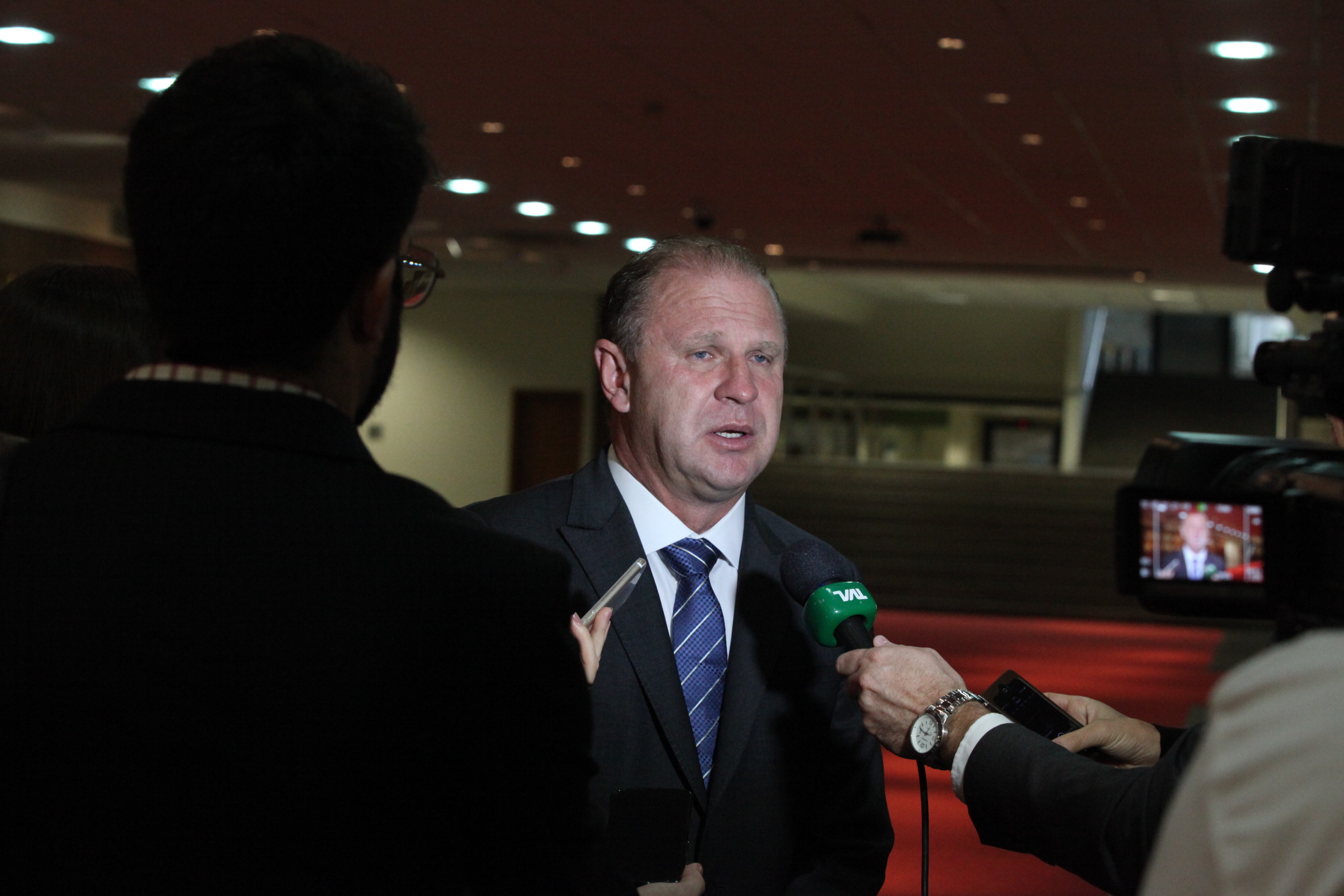 Presidente da Alesc, Gelson Merisio, fala em entrevista sobre dívida de SC com União. Foto: Eduardo Guedes de Oliveira / Agência AL