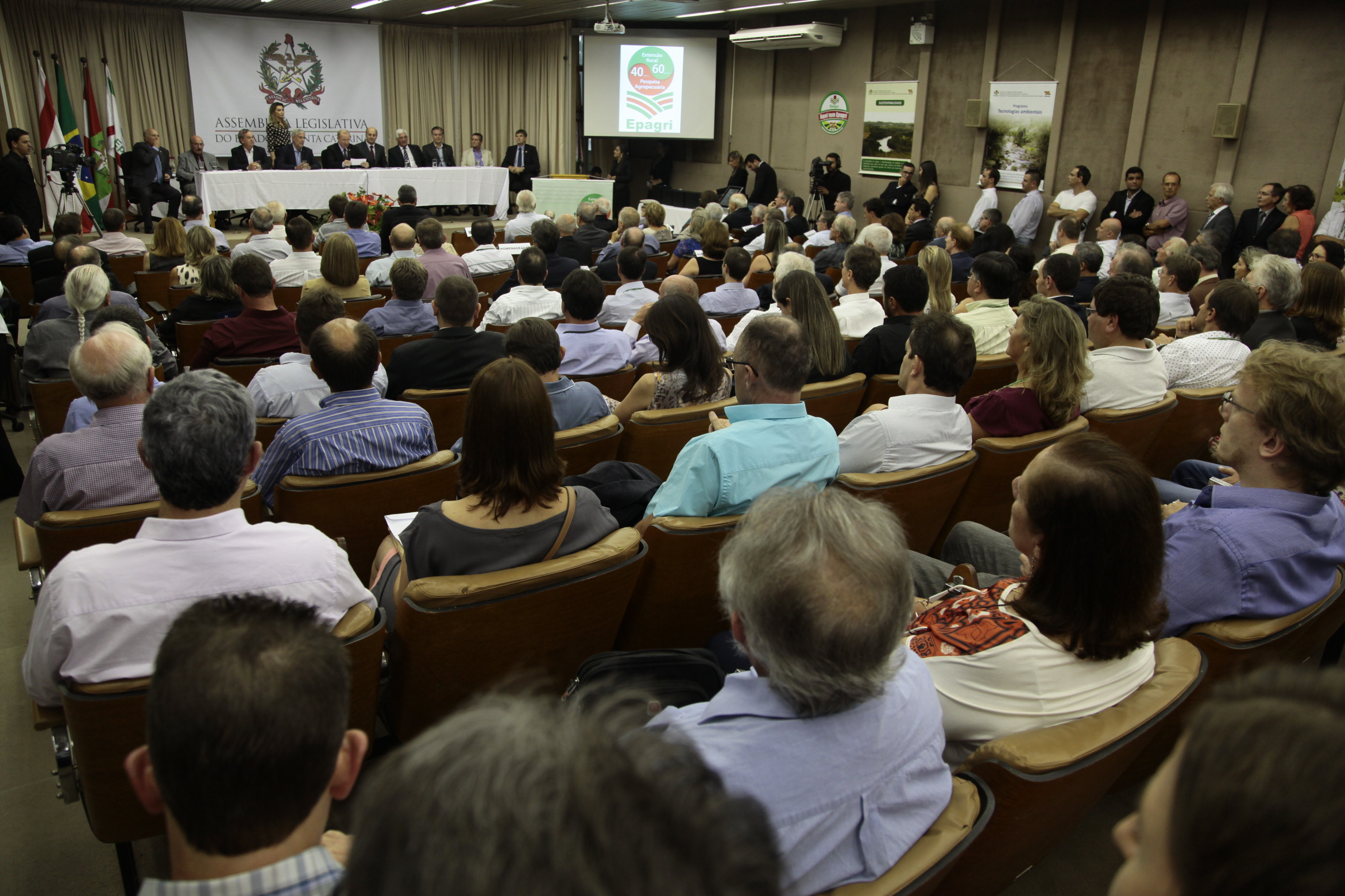 Sessão Solene em comemoração aos 60 anos do serviço de extensão rural e pesqueiro e 40 anos de pesquisa agropecuária da Epagri.
