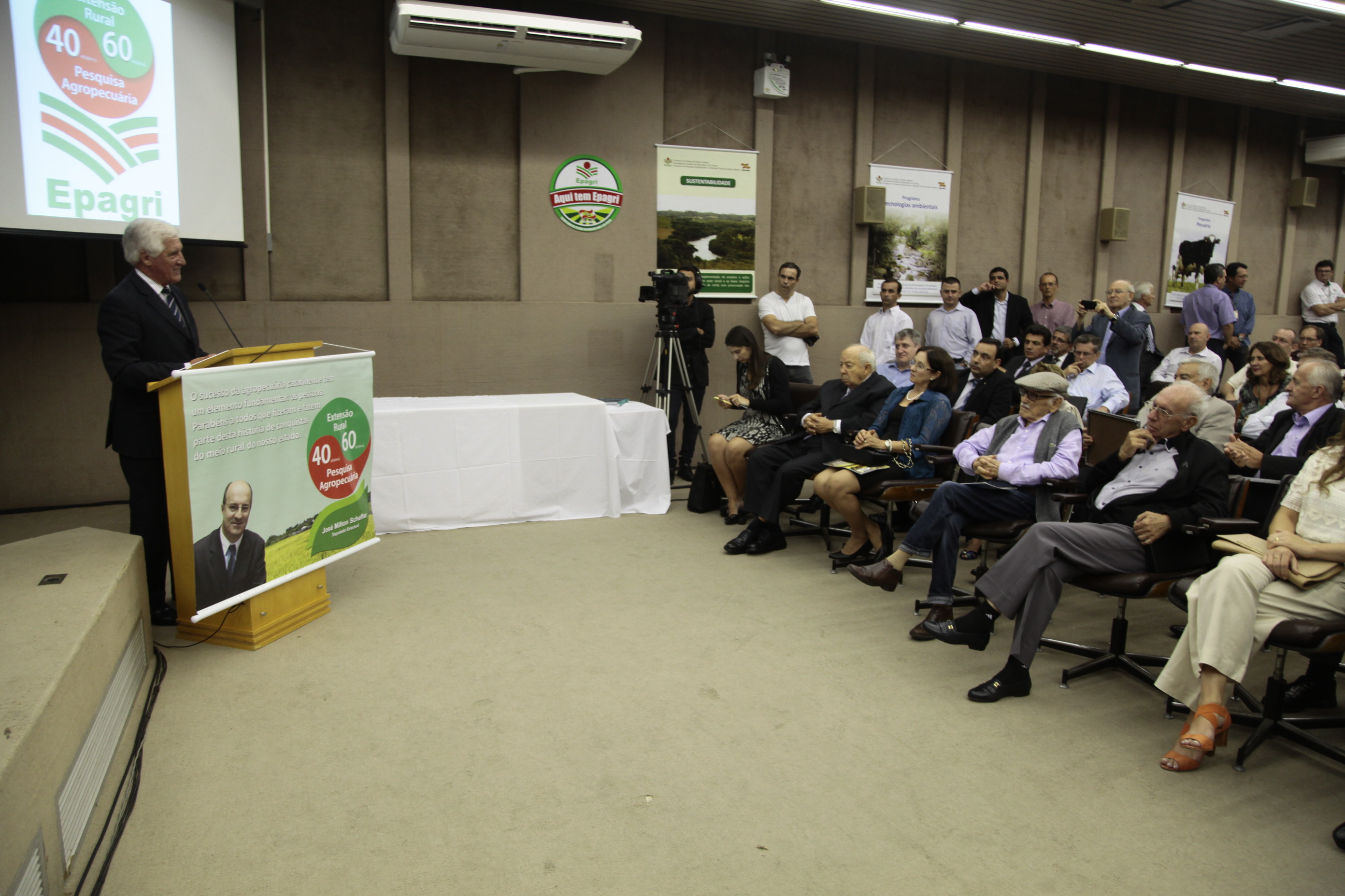 Sessão Solene em comemoração aos 60 anos do serviço de extensão rural e pesqueiro e 40 anos de pesquisa agropecuária da Epagri.