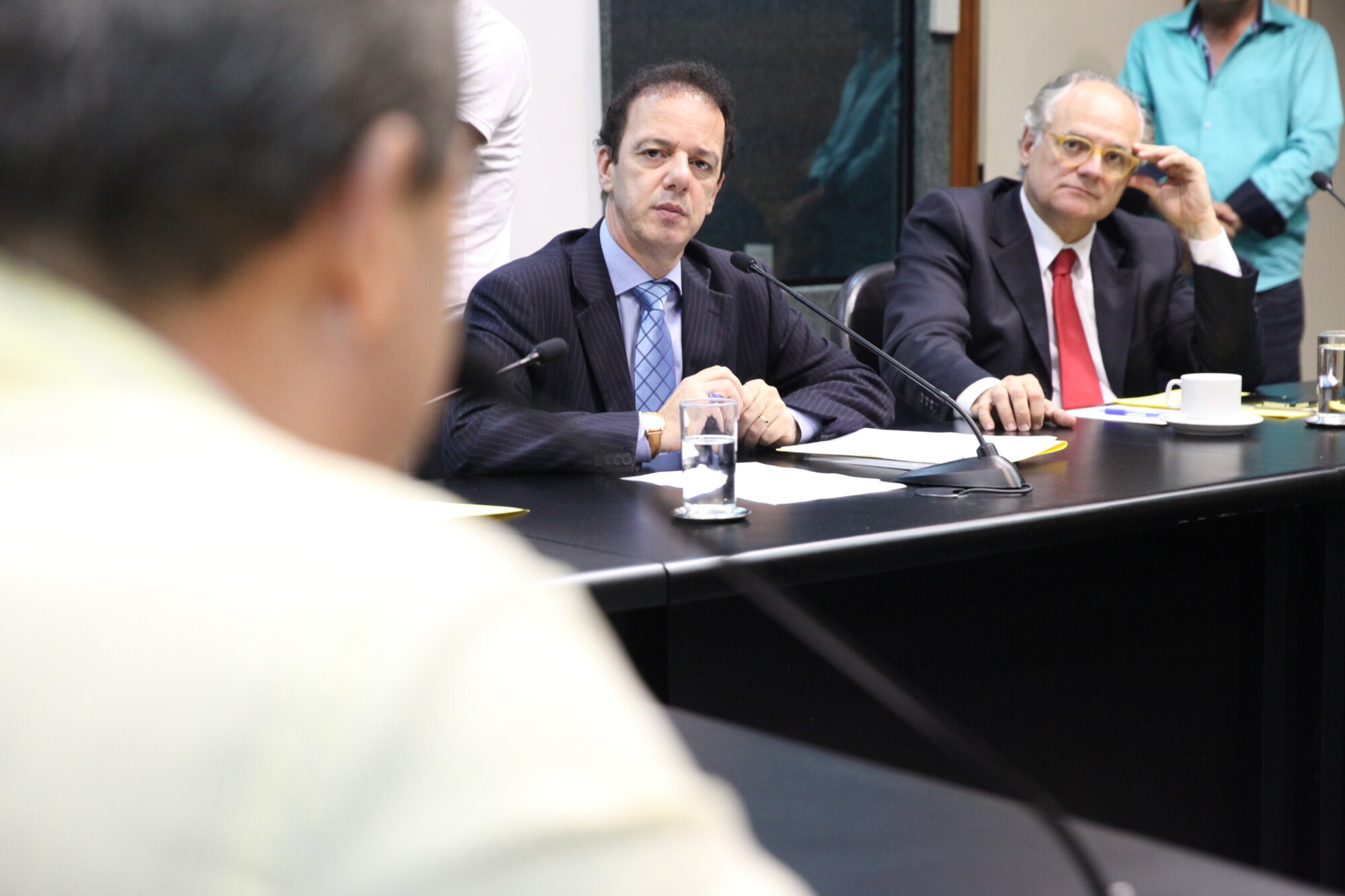 Ismael dos Santos (e) e Dr. Vicente acompanham a participação do representante do Sest/Senat na reunião