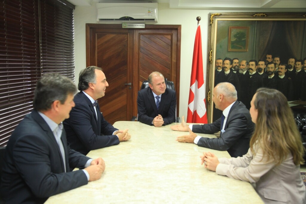 Embaixador (d) foi recebido na Presidência da Alesc por Gelson Merisio e Kennedy Nunes. FOTO: Carlos Kilian/Presidência Alesc