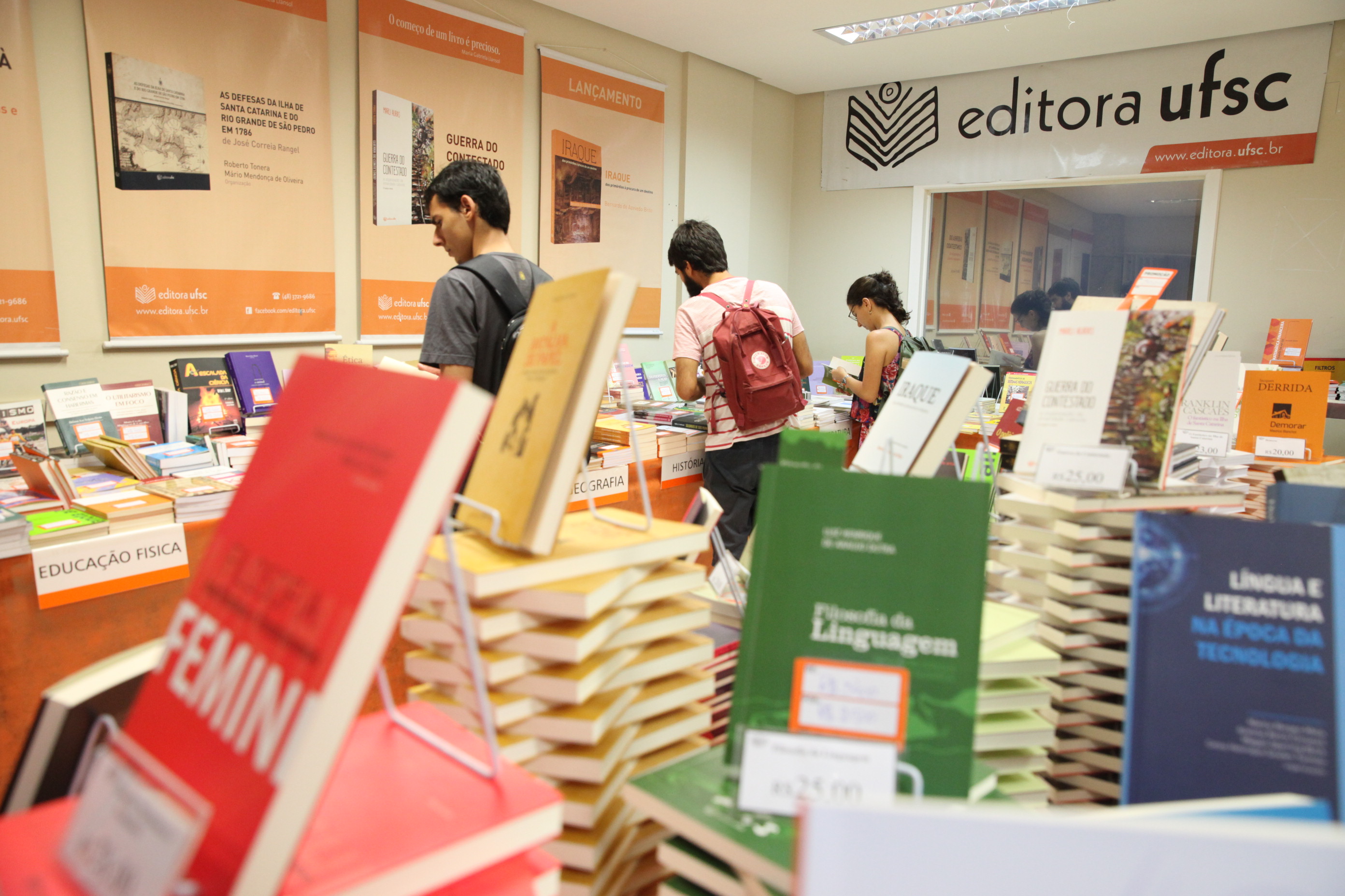 Feira do Livro - Editora UFSC. Foto: Fábio Queiroz / Agência AL