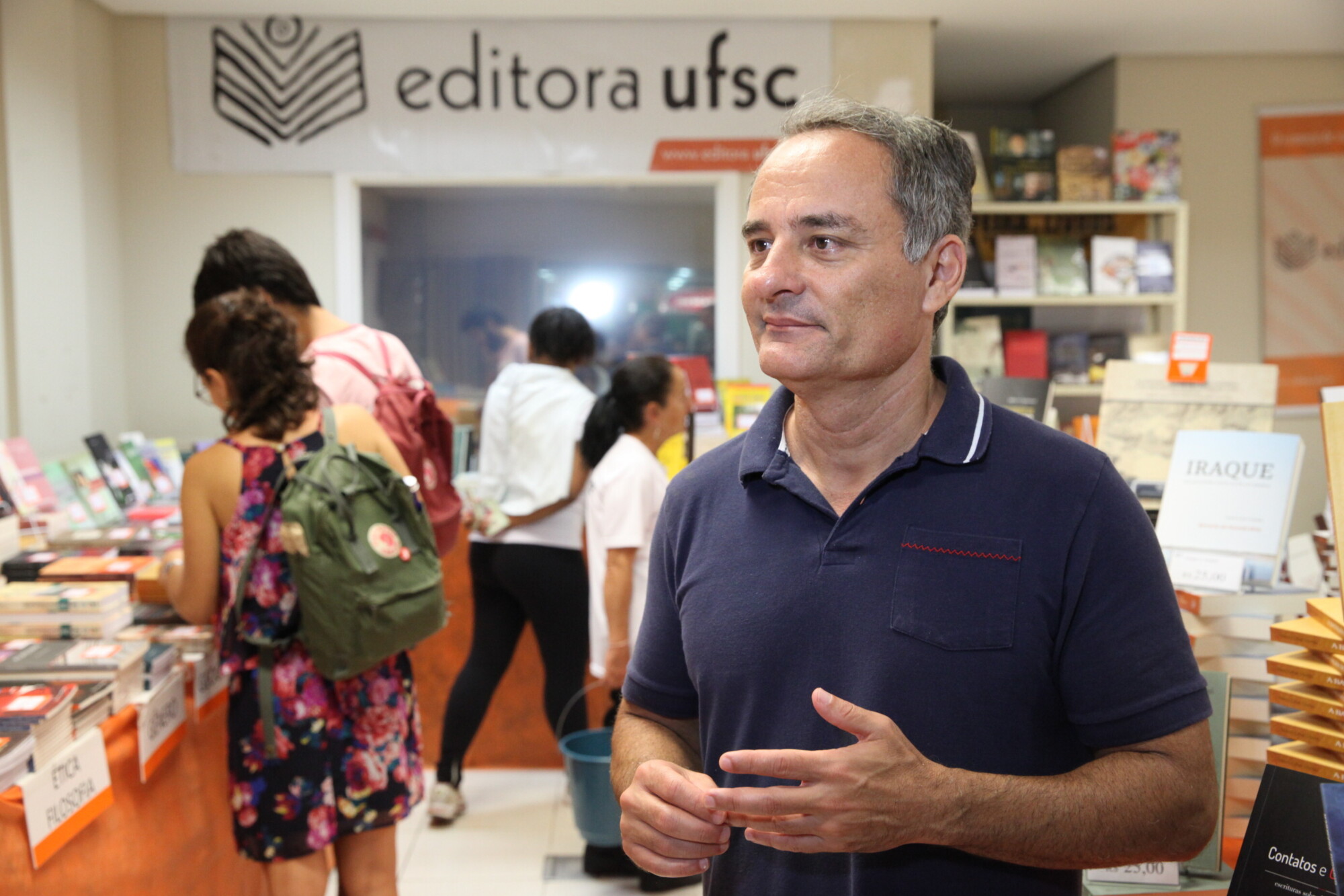 Feira da Editora da UFSC oferece livros com até 70% de desconto