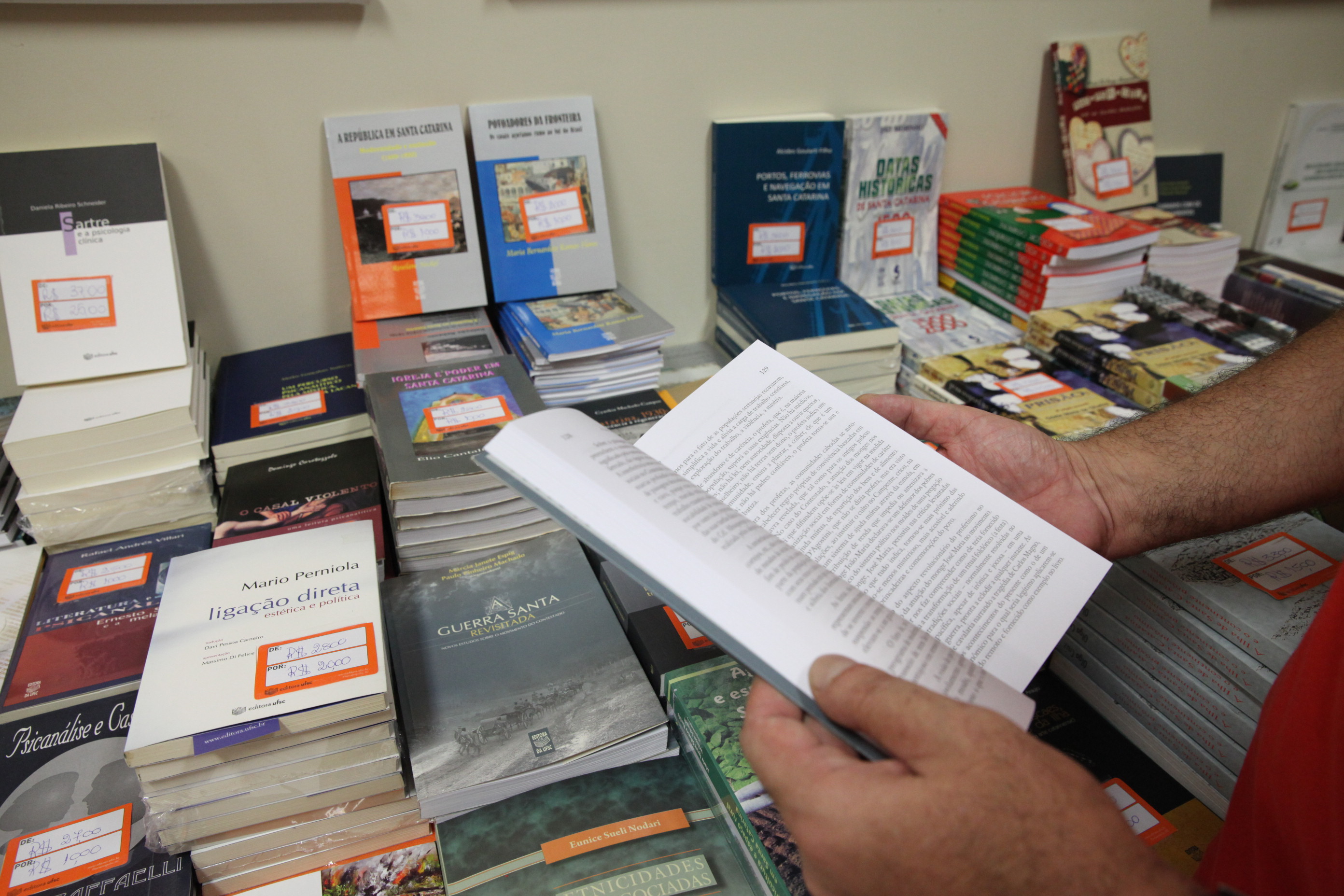 Feira do Livro - Editora UFSC. Foto: Fábio Queiroz / Agência AL