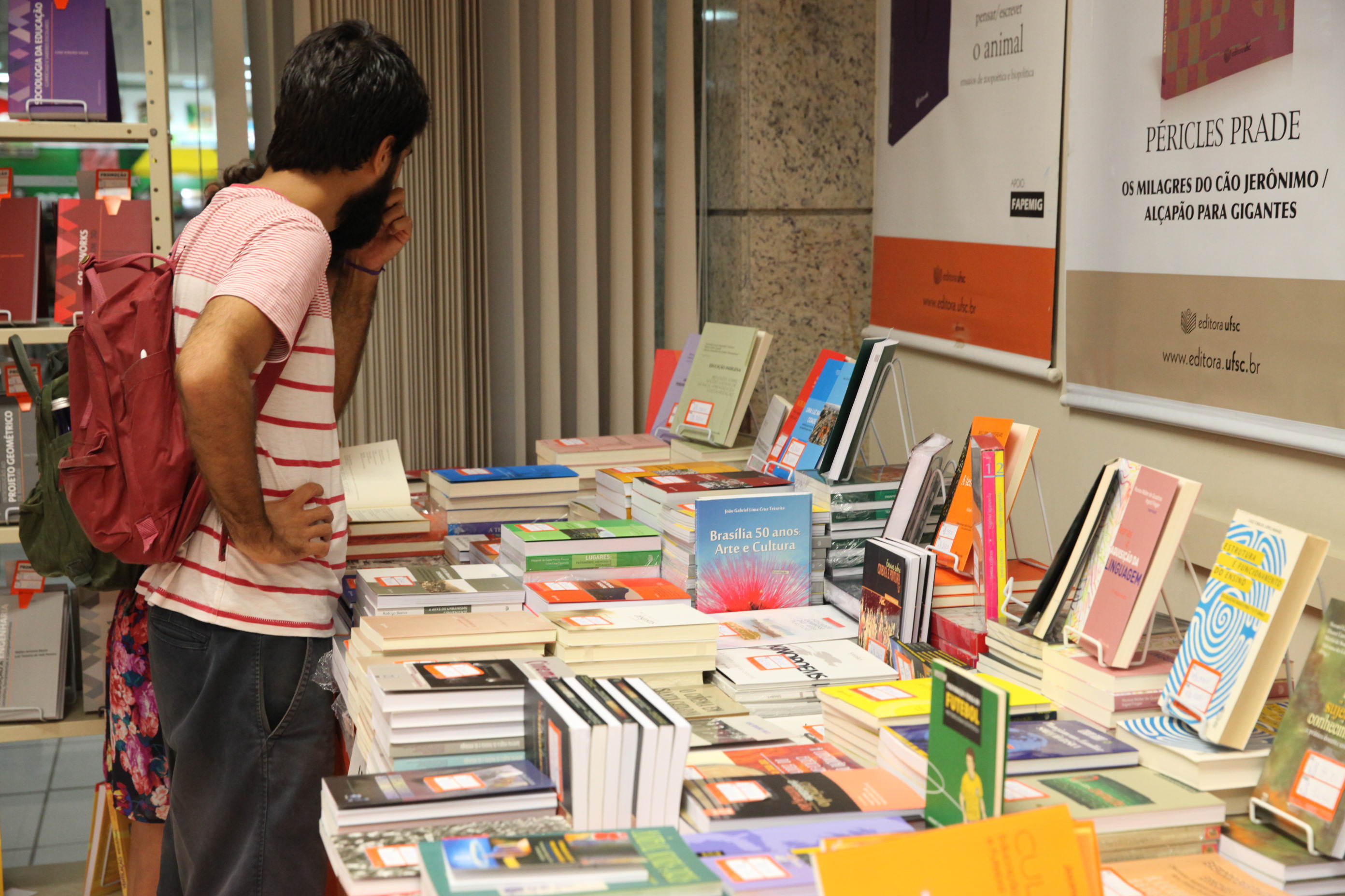 Feira do Livro - Editora UFSC. Foto: Fábio Queiroz / Agência AL